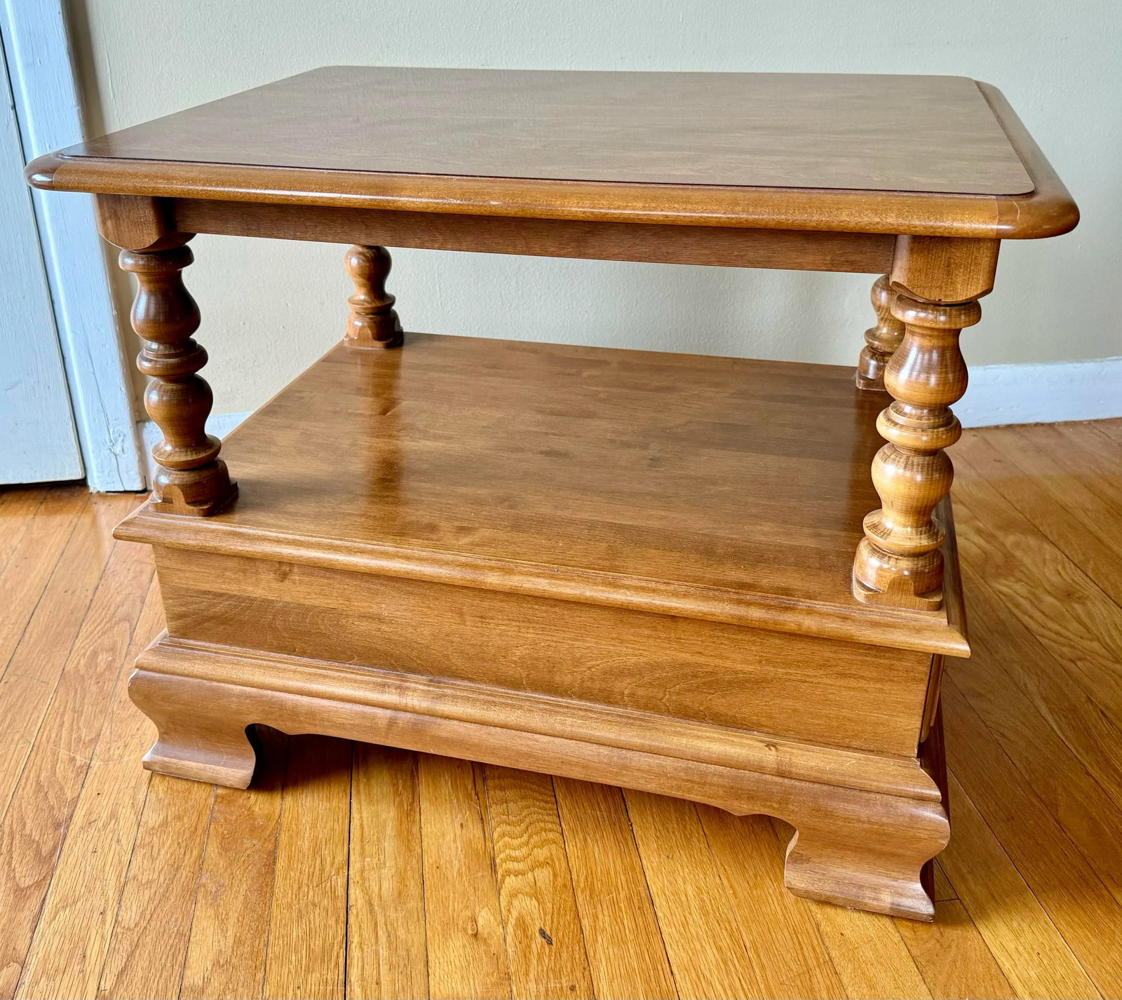 20th Century Traditional Ethan Allen Heirloom Nutmeg Maple Accent End Table - 9
