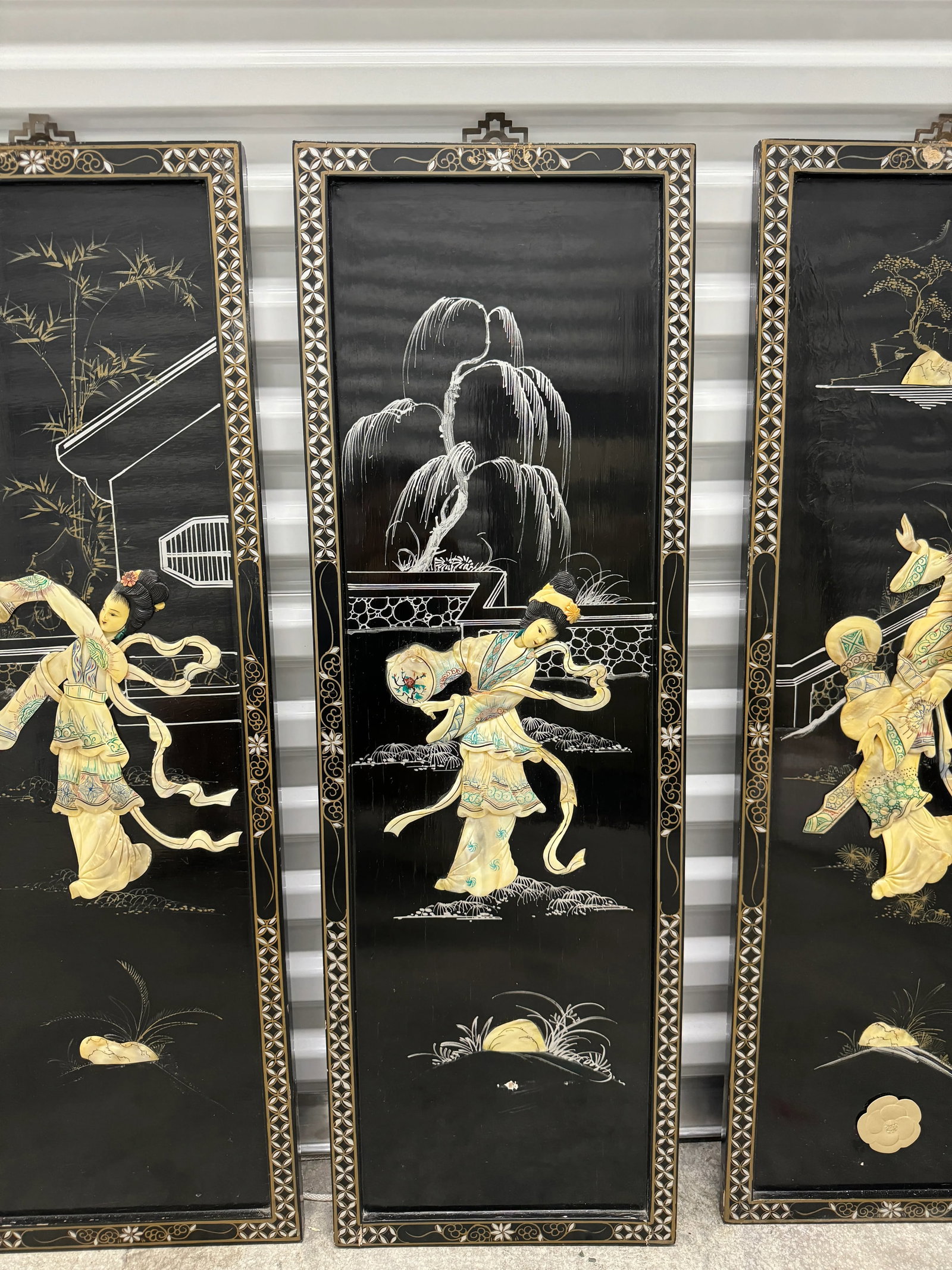 1950s Vintage Chinoiserie Geisha Asian Wall Panel Accents With Mother of Pearl Inlays - Set of 4, Fr - 3