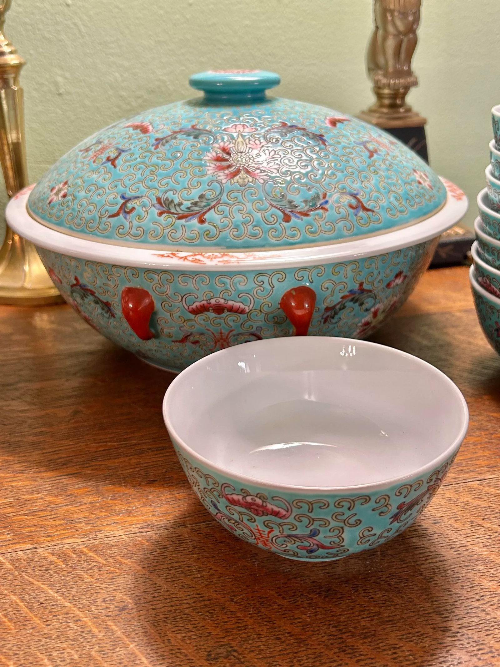 Mid to Late 20th Century Chinoiserie Famille Rose Mun Shou Porcelain Dinnerware Serving Set of 18 Pi - 4