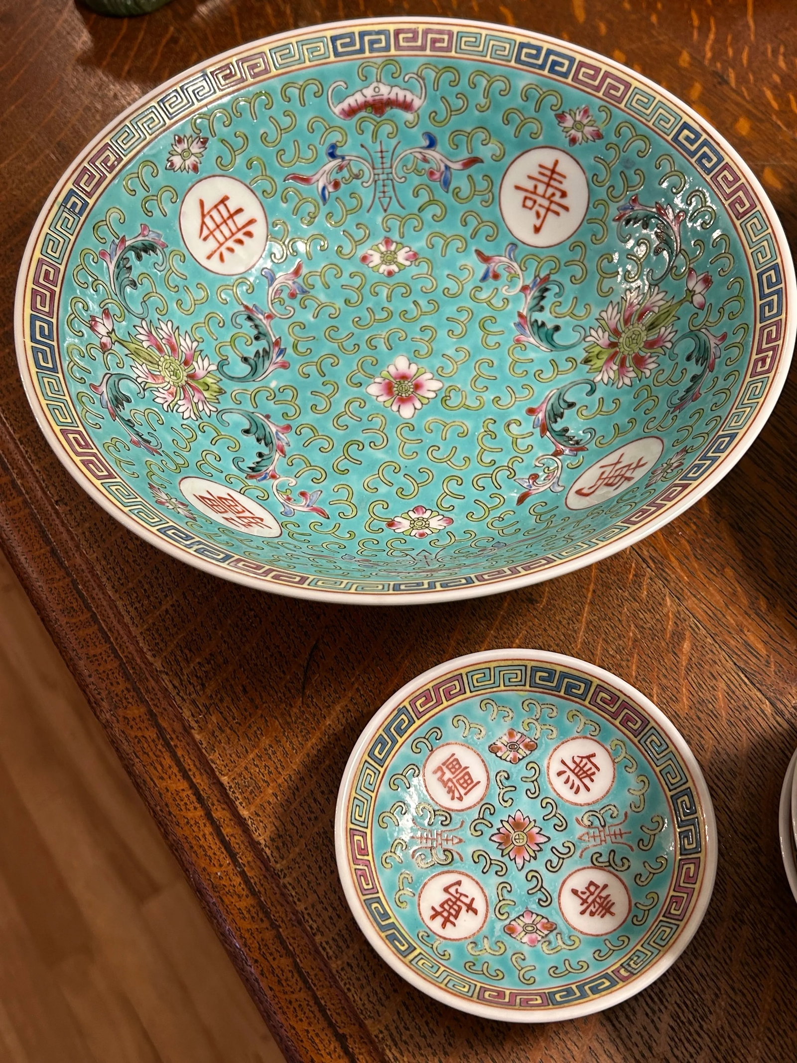 Mid to Late 20th Century Chinoiserie Famille Rose Mun Shou Porcelain Dinnerware Serving Set of 18 Pi - 5