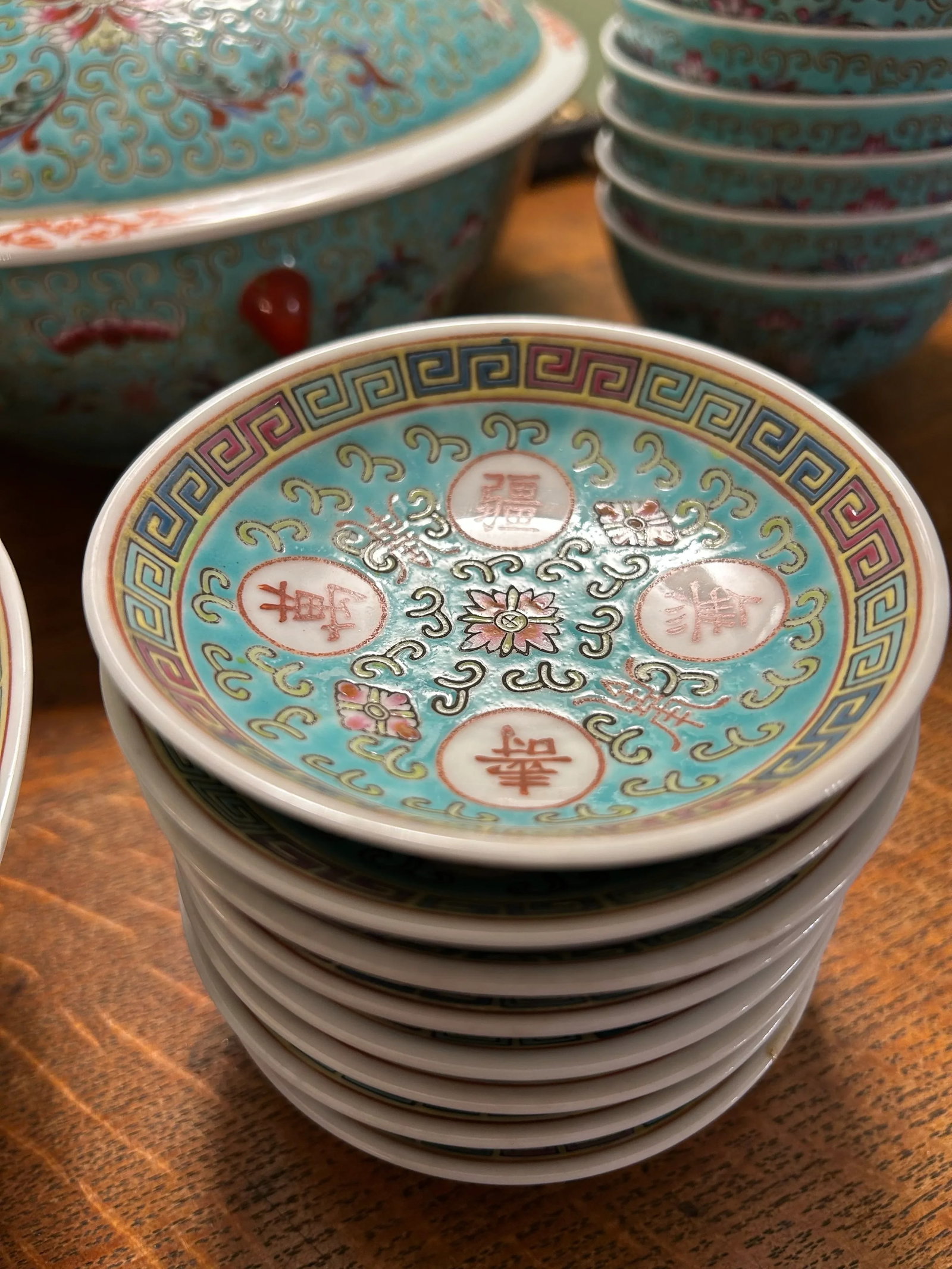 Mid to Late 20th Century Chinoiserie Famille Rose Mun Shou Porcelain Dinnerware Serving Set of 18 Pi - 6