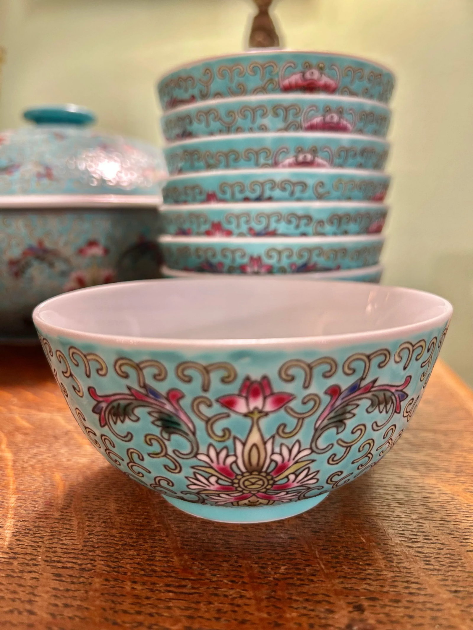 Mid to Late 20th Century Chinoiserie Famille Rose Mun Shou Porcelain Dinnerware Serving Set of 18 Pi - 7