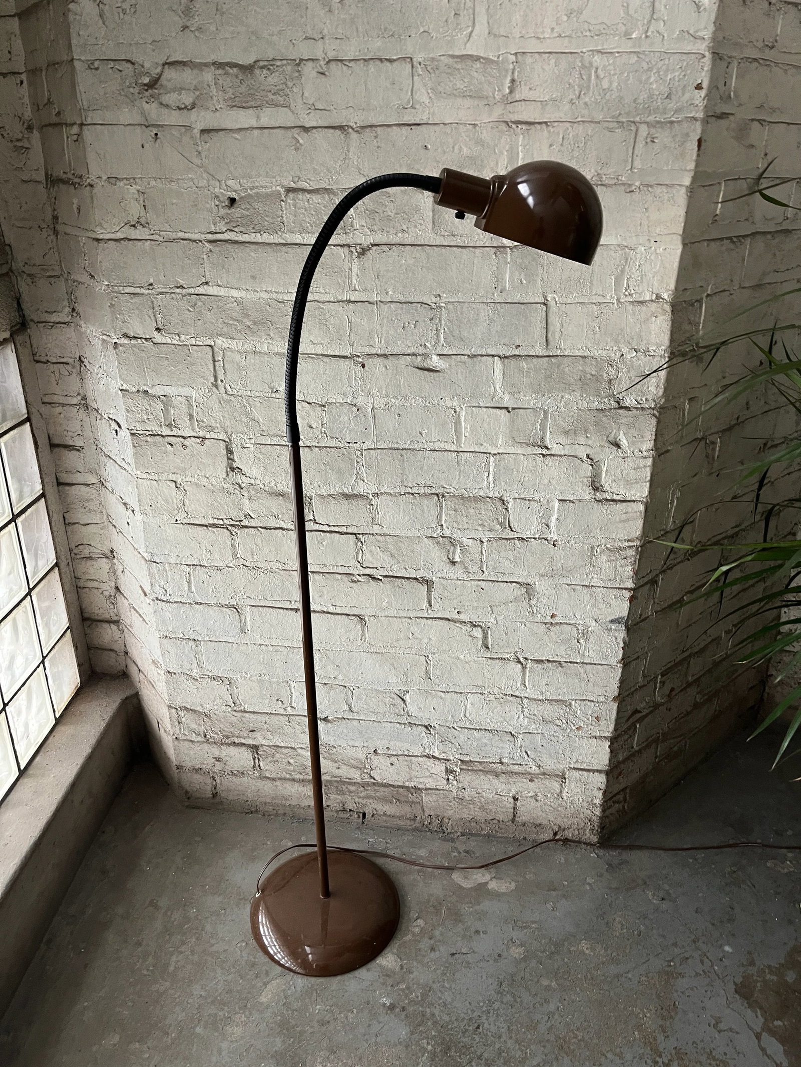 1970s Brown Gooseneck Floor Lamp by Underwriters Laboratories - 4