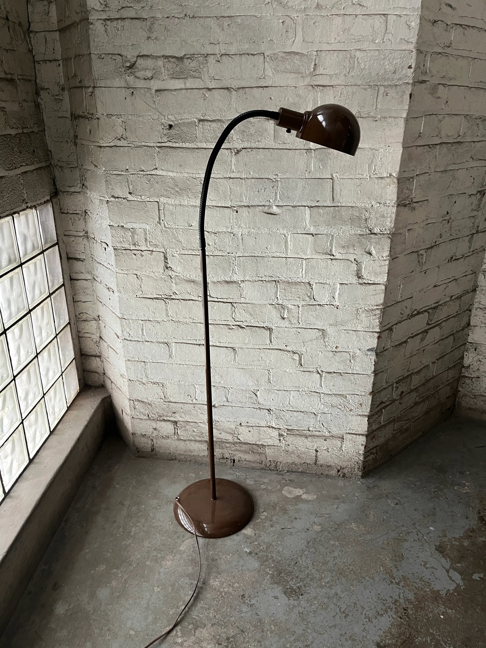 1970s Brown Gooseneck Floor Lamp by Underwriters Laboratories - 5