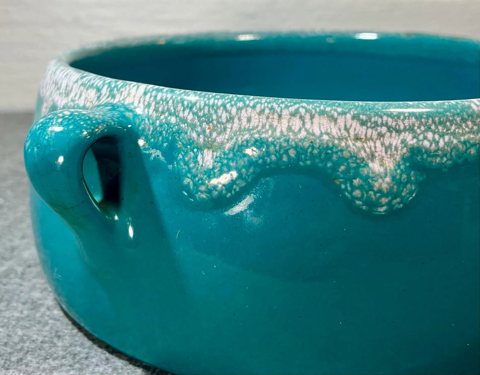 Early 20th Century Pfaltzgraff Art Pottery Handled Serving Bowl - 2