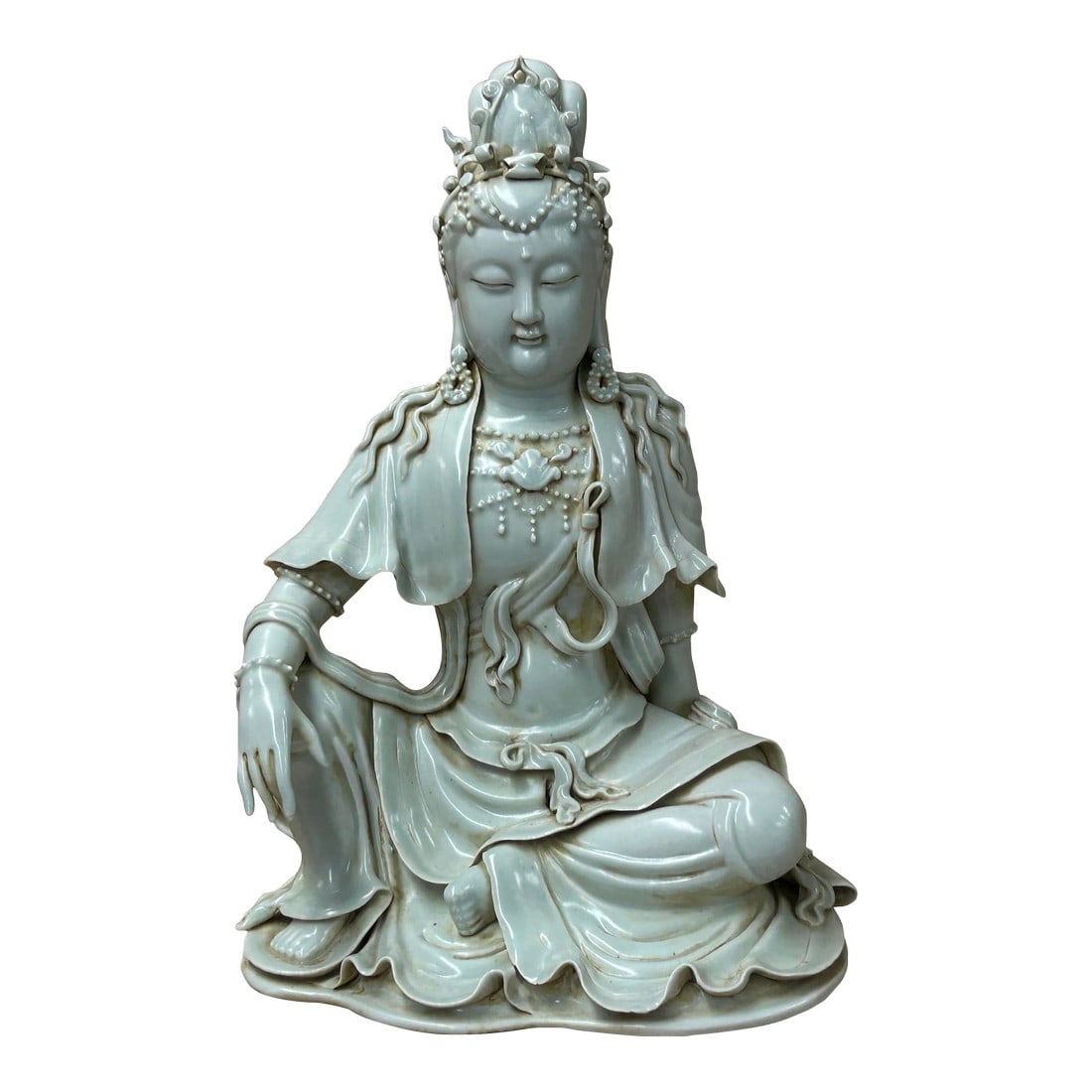 Chinese Handcrafted GuanYin Bodhisattva Tong Style Off White Porcelain Statue: Behold this exquisite Blanc de Chine porcelain statue of Guanyin, the revered Bodhisattva of Compassion, a timeless masterpiece hailing from the renowned Dehua kilns of Fujian Province, China.