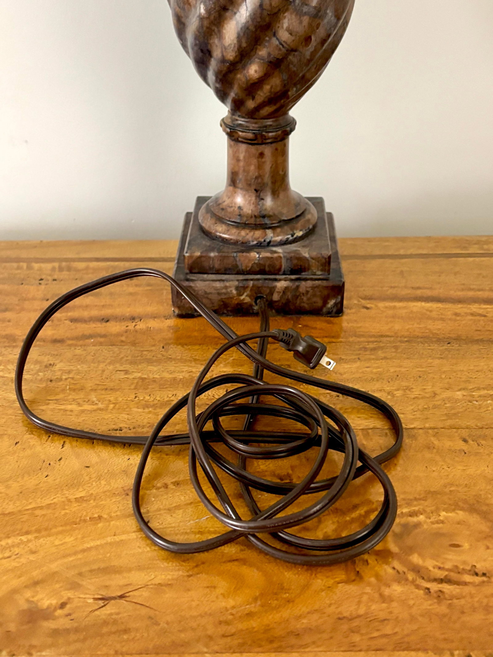 1960s Neoclassical Italian Alabaster Urn Table Lamp - 9