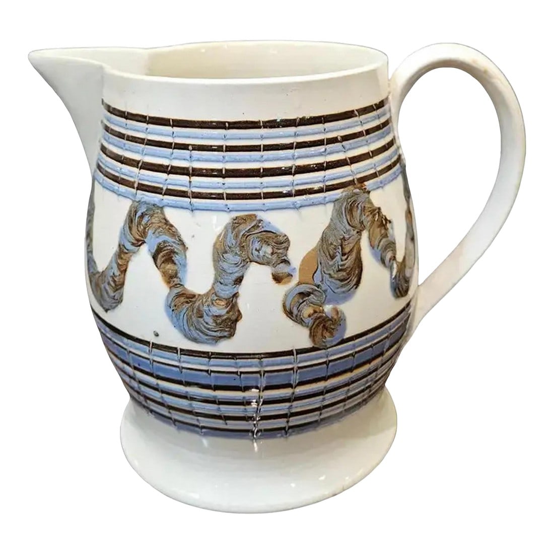 English Mocha Pottery Creamware Earthworm Jug: Elegant English Creamware Mocha Jug with 'Earthworm' Motif and Leaf Terminal Handle This remarkable English Creamware jug, dating from circa 1800-1810, is a superb and well-preserved example of early 