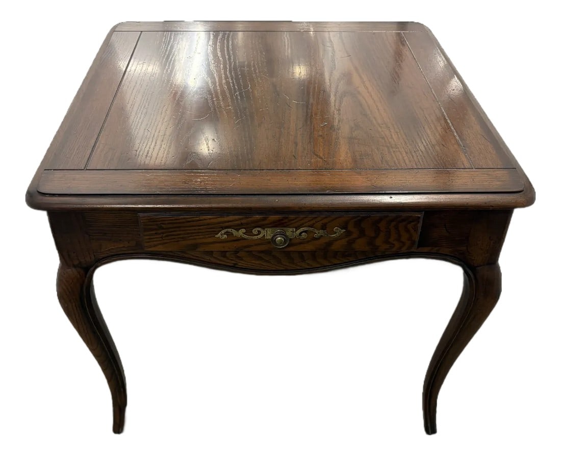Late 20th Century Henredon Four Centuries Collection Distressed Red Oak Square Side Table With Drawe: Henredon Four Centuries Collection Distressed Red Oak Square Side Table With Drawer This generously sized table features a beautiful medium tone finish with intentional distressing. The square tableto