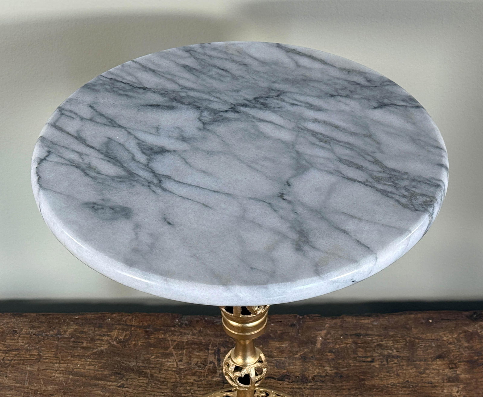 Vintage French Neoclassical Marble Top Brass Pedestal Side Table With Pierced Base - 3