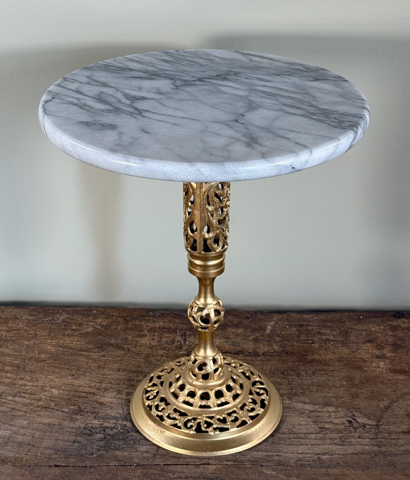 Vintage French Neoclassical Marble Top Brass Pedestal Side Table With Pierced Base - 4