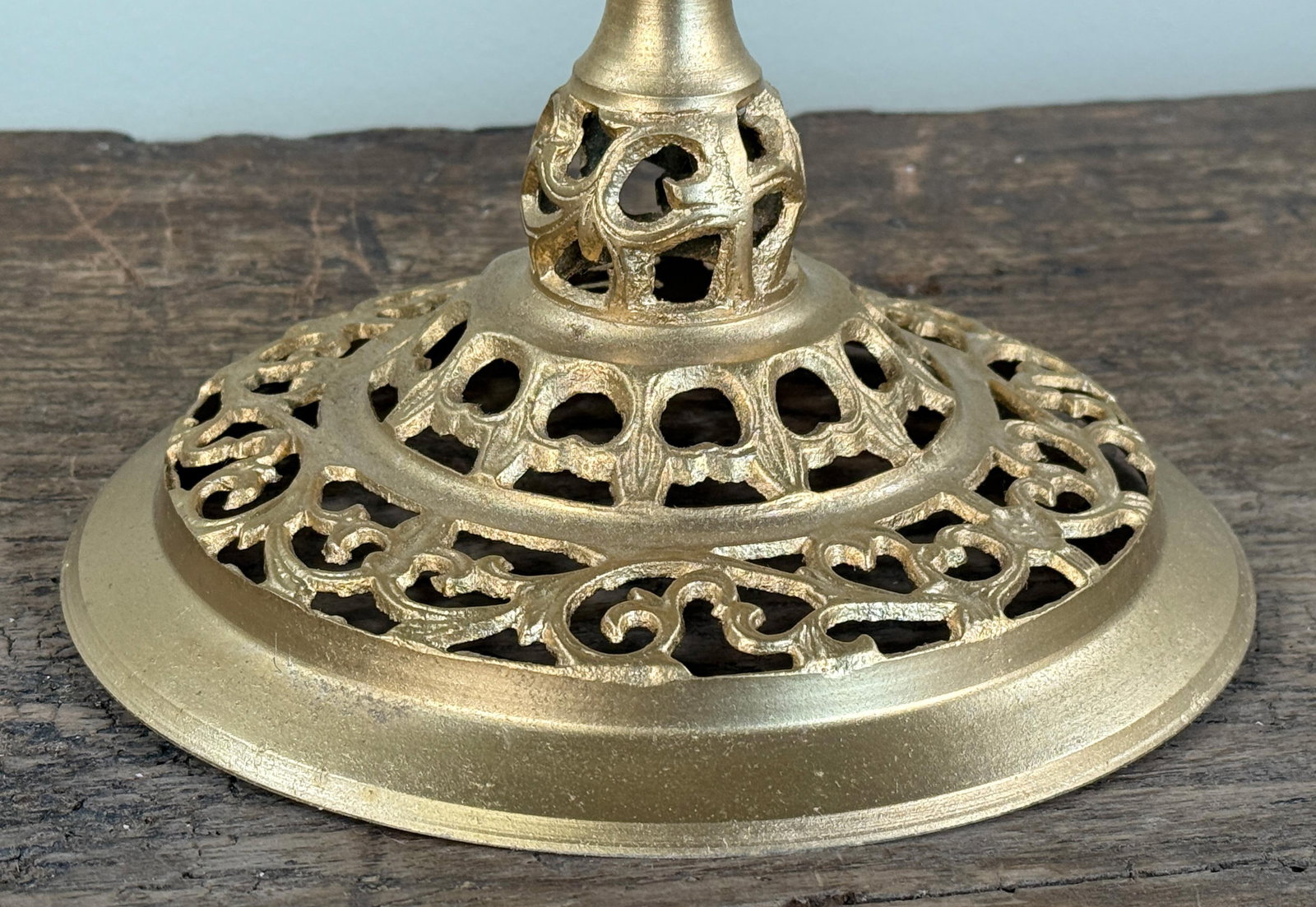 Vintage French Neoclassical Marble Top Brass Pedestal Side Table With Pierced Base - 6