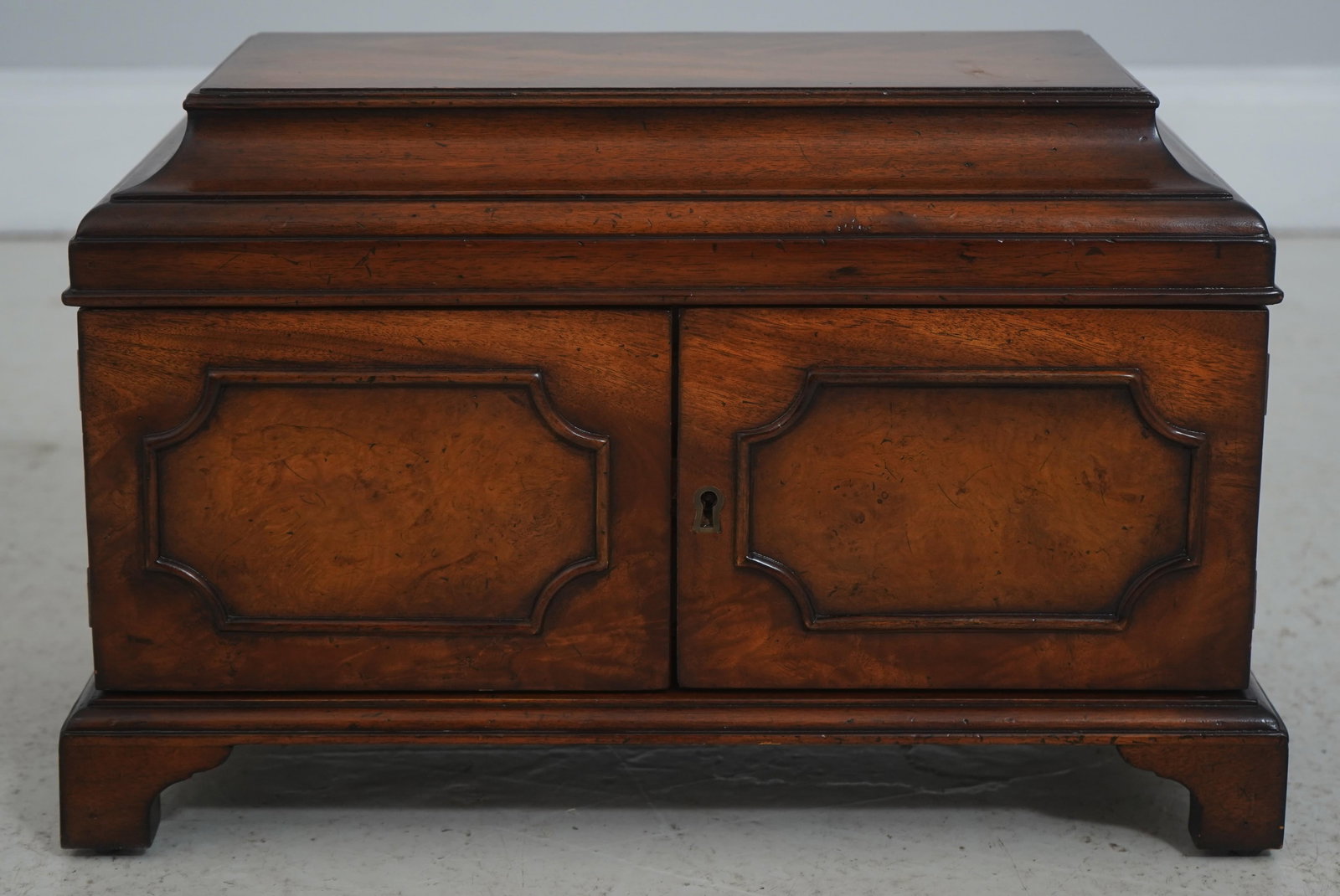1980s Maitland-Smith Mahogany Storage Box With Asian Inspired Chess Pieces - 2