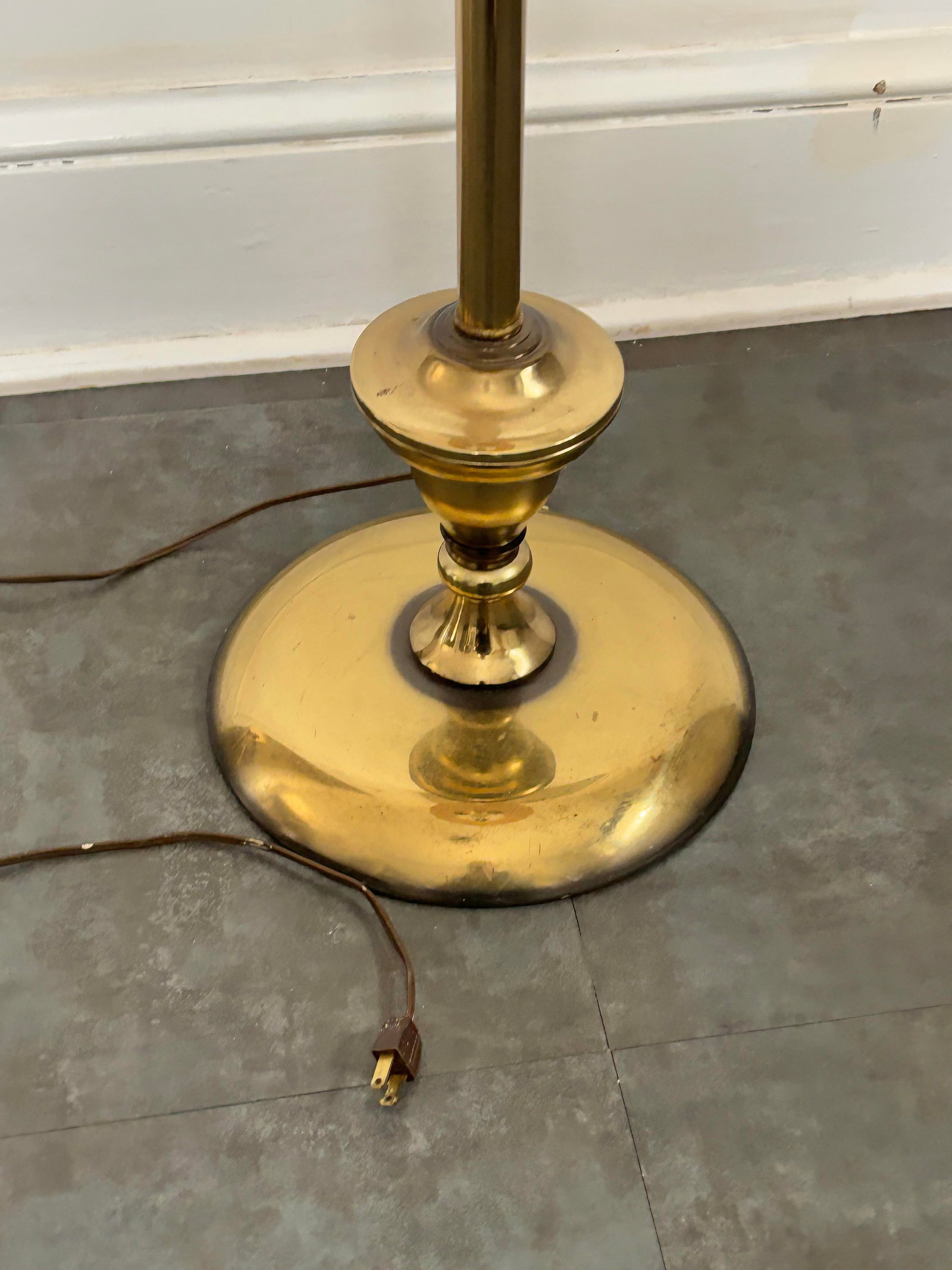Late 20th Century American 4-Light Brass Floor Lamp on Round Base With Shade - 5