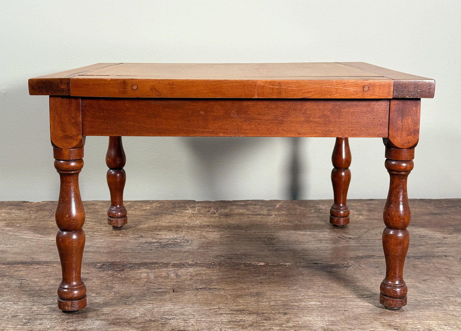 19th Century American Walnut Turned Leg Side Table - 2