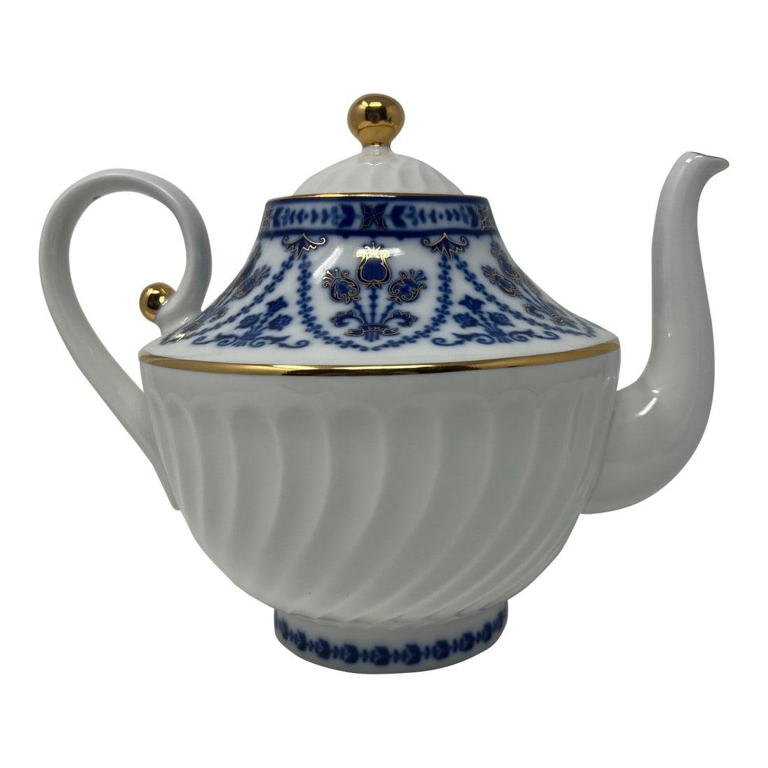 1970s Russian Lomonosov Hand-Decorated Porcelain Teapot With Cobalt Blue & Gold, St. Petersburg: Refined hand-decorated Russian porcelain teapot by the Lomonosov Porcelain Factory of St. Petersburg, crafted in the classic Cobalt Frieze pattern. The sculptural fluted white body is accented with fi