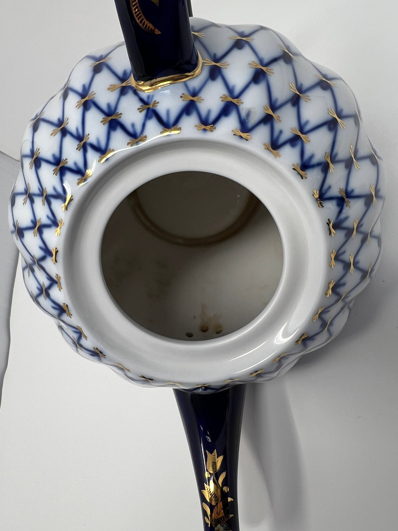 1970s Imperial Russian Cobalt Net Porcelain Teapot With Hand-Painted Gold - 10