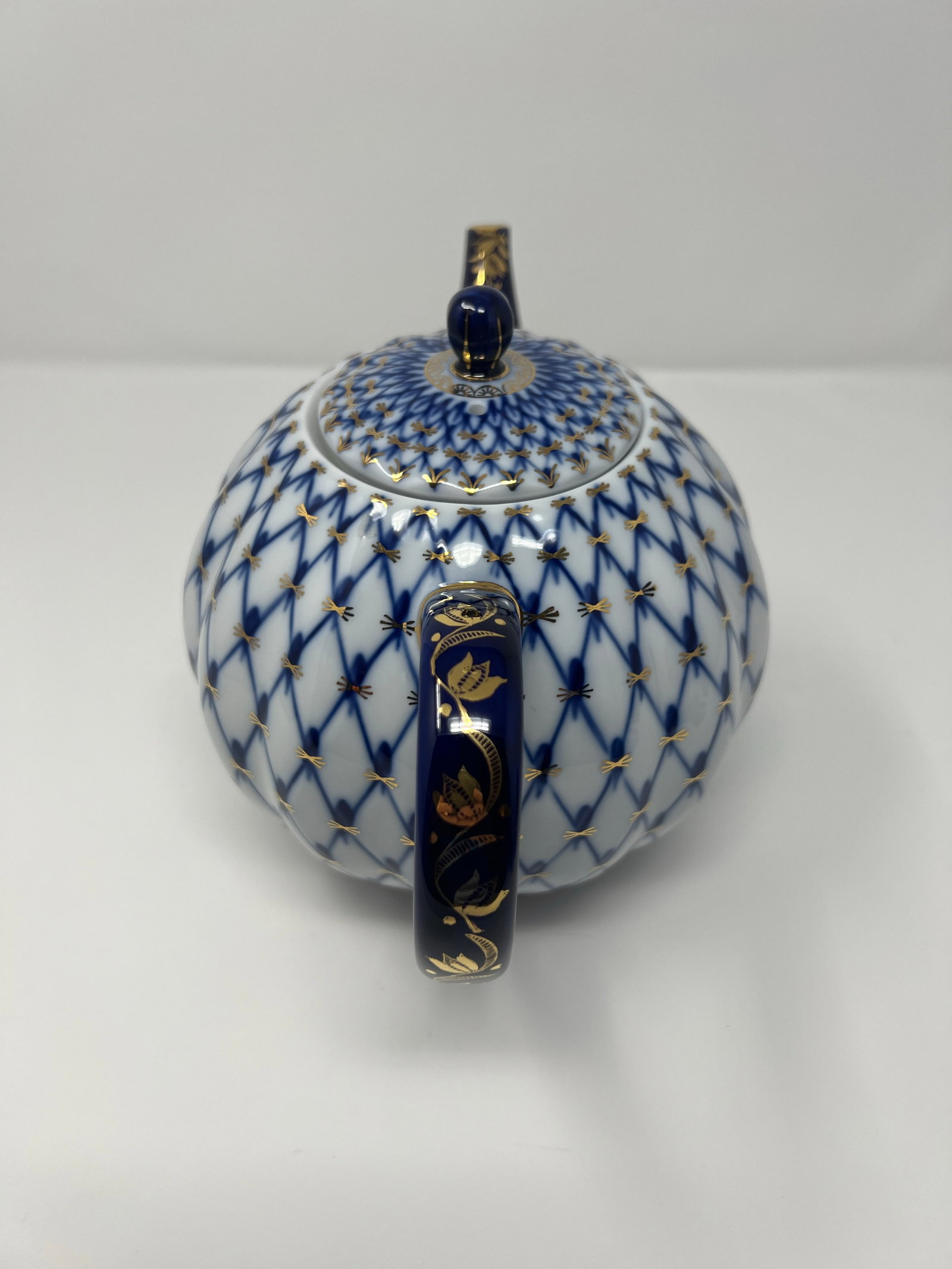 1970s Imperial Russian Cobalt Net Porcelain Teapot With Hand-Painted Gold - 2