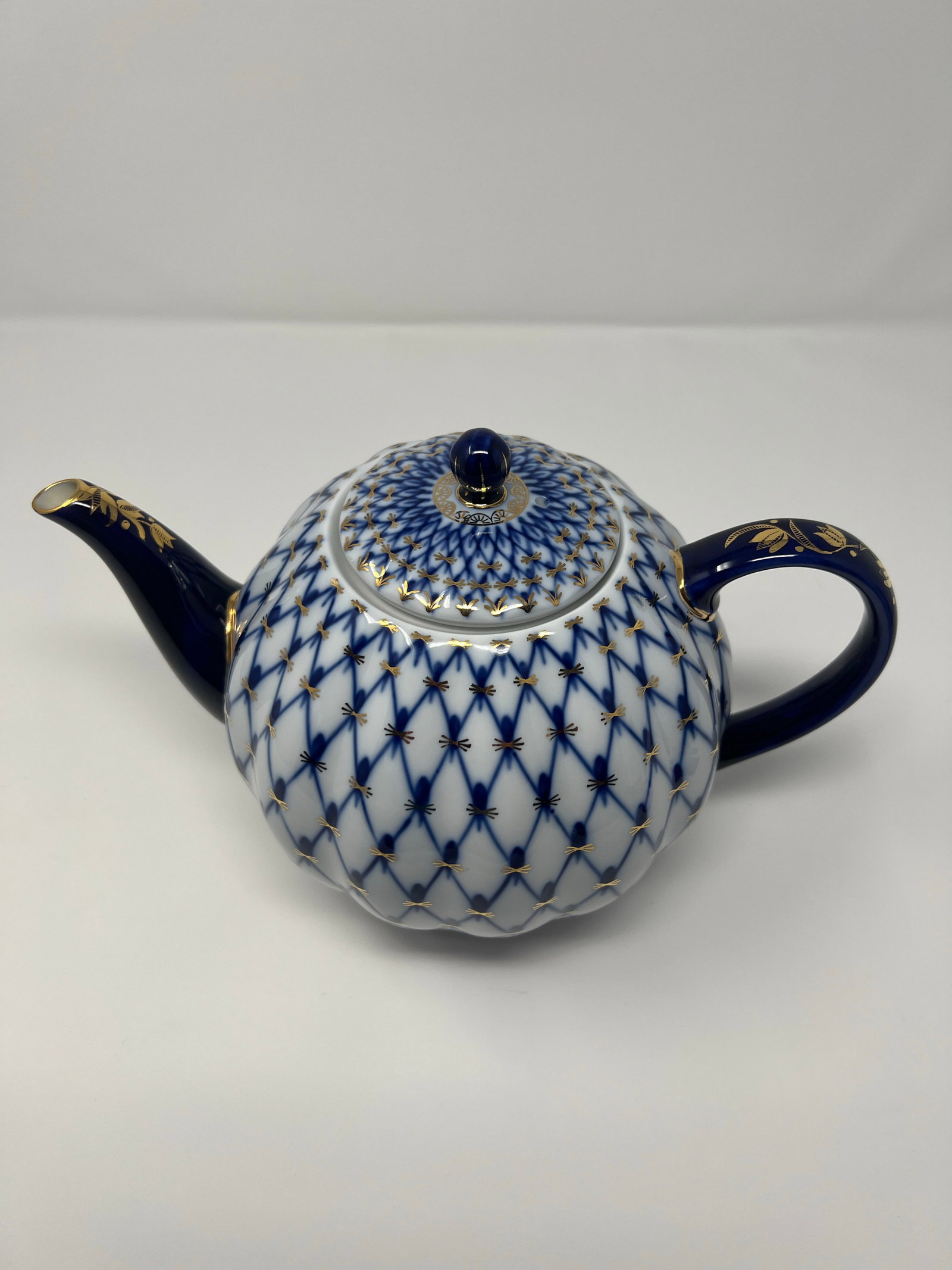 1970s Imperial Russian Cobalt Net Porcelain Teapot With Hand-Painted Gold - 3