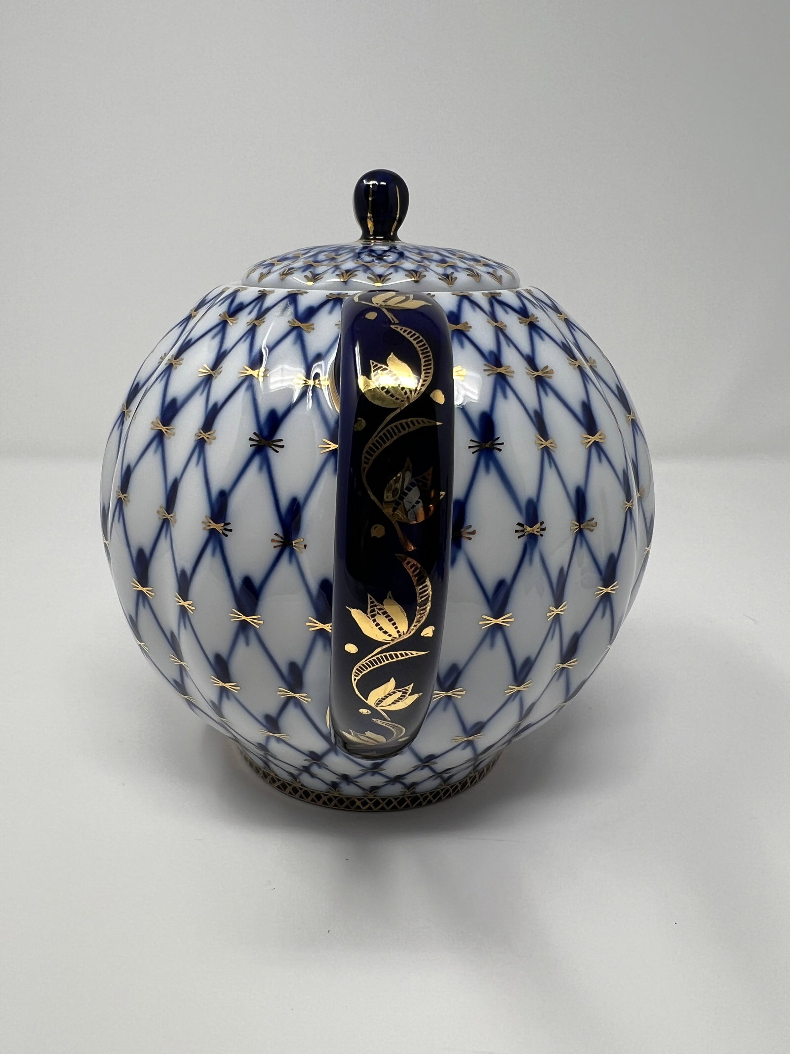 1970s Imperial Russian Cobalt Net Porcelain Teapot With Hand-Painted Gold - 4