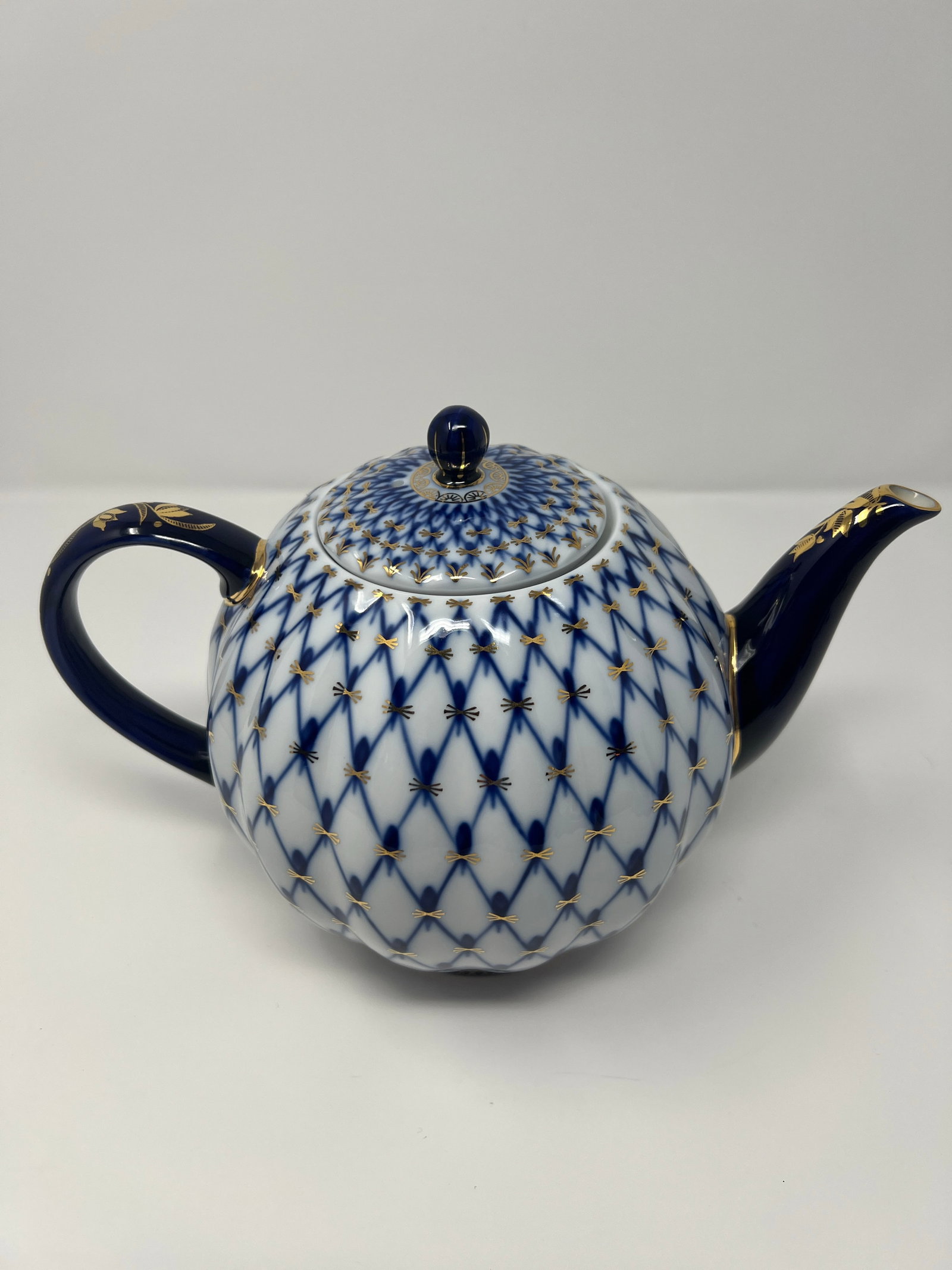 1970s Imperial Russian Cobalt Net Porcelain Teapot With Hand-Painted Gold - 5