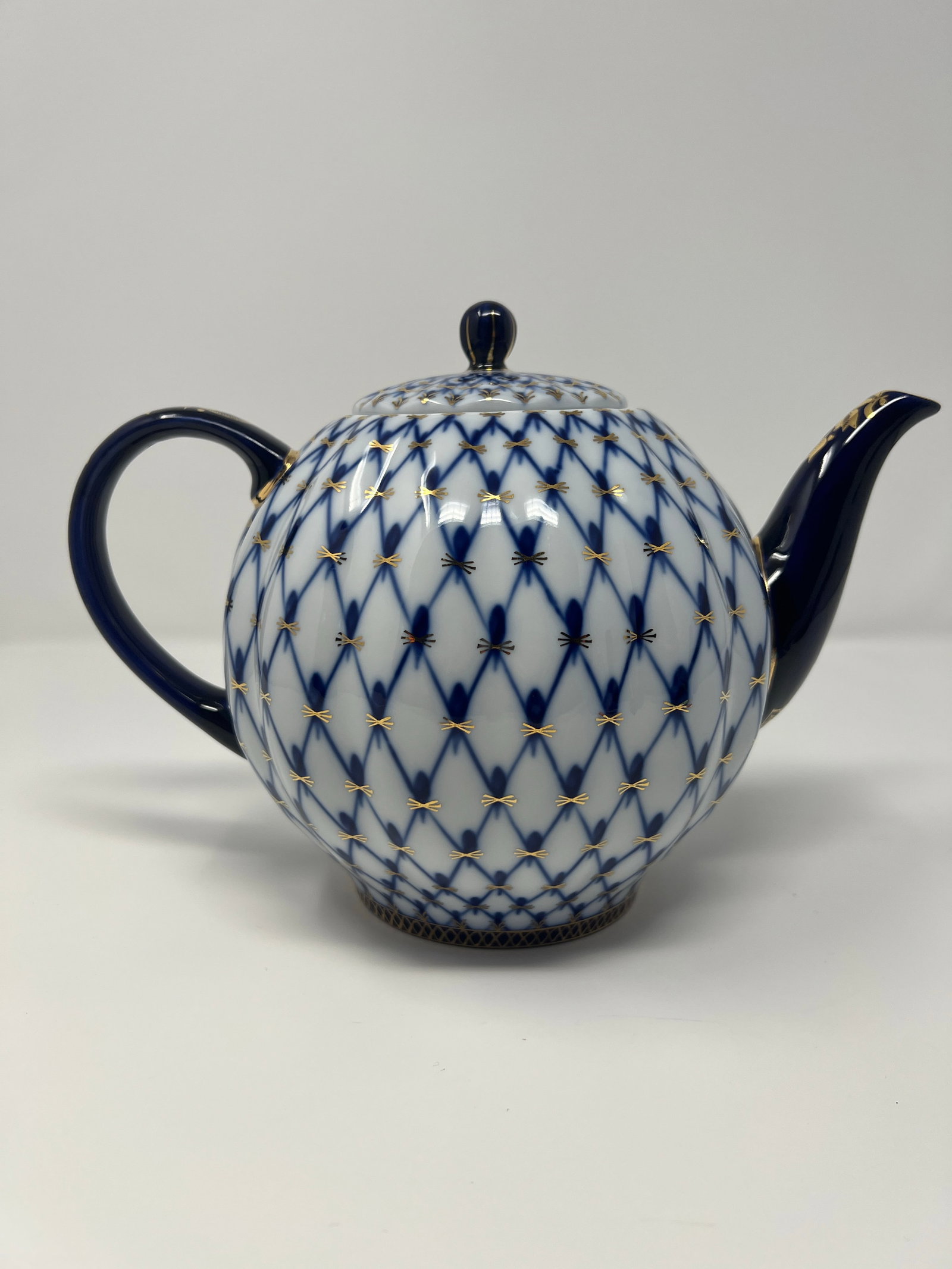 1970s Imperial Russian Cobalt Net Porcelain Teapot With Hand-Painted Gold - 6