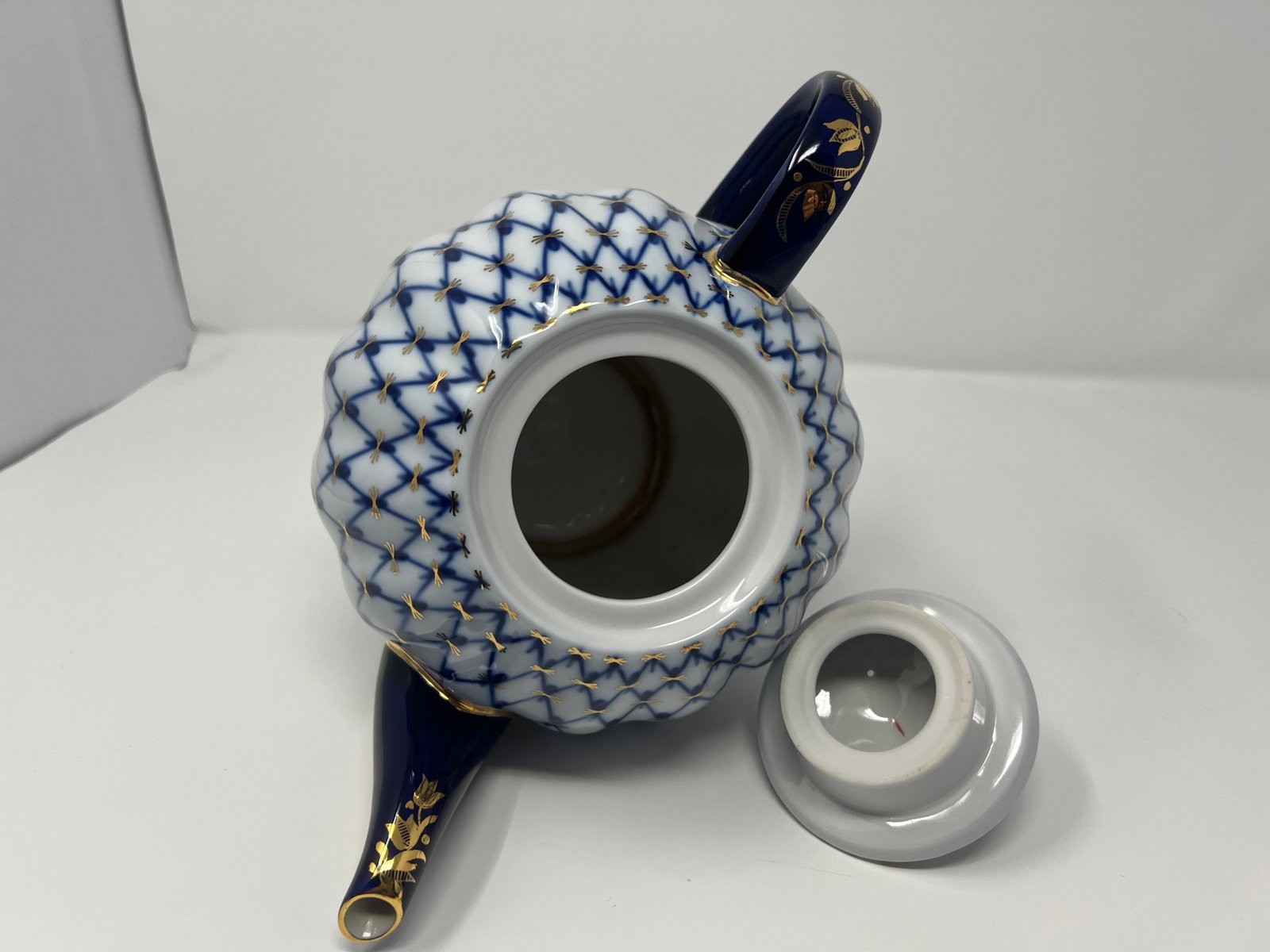1970s Imperial Russian Cobalt Net Porcelain Teapot With Hand-Painted Gold - 9