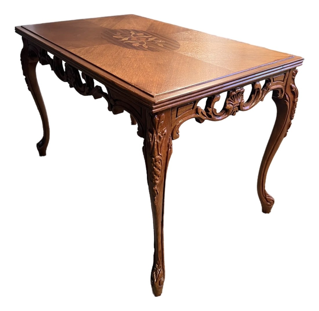 Vintage French Provincial Louis XV Style Walnut Marquetry Coffee Table With Floral Inlay: A vintage French Provincial Louis XV style coffee table featuring an elegant floral marquetry inlay medallion within a book-matched walnut veneer top. The table rests on graceful cabriole legs with ca
