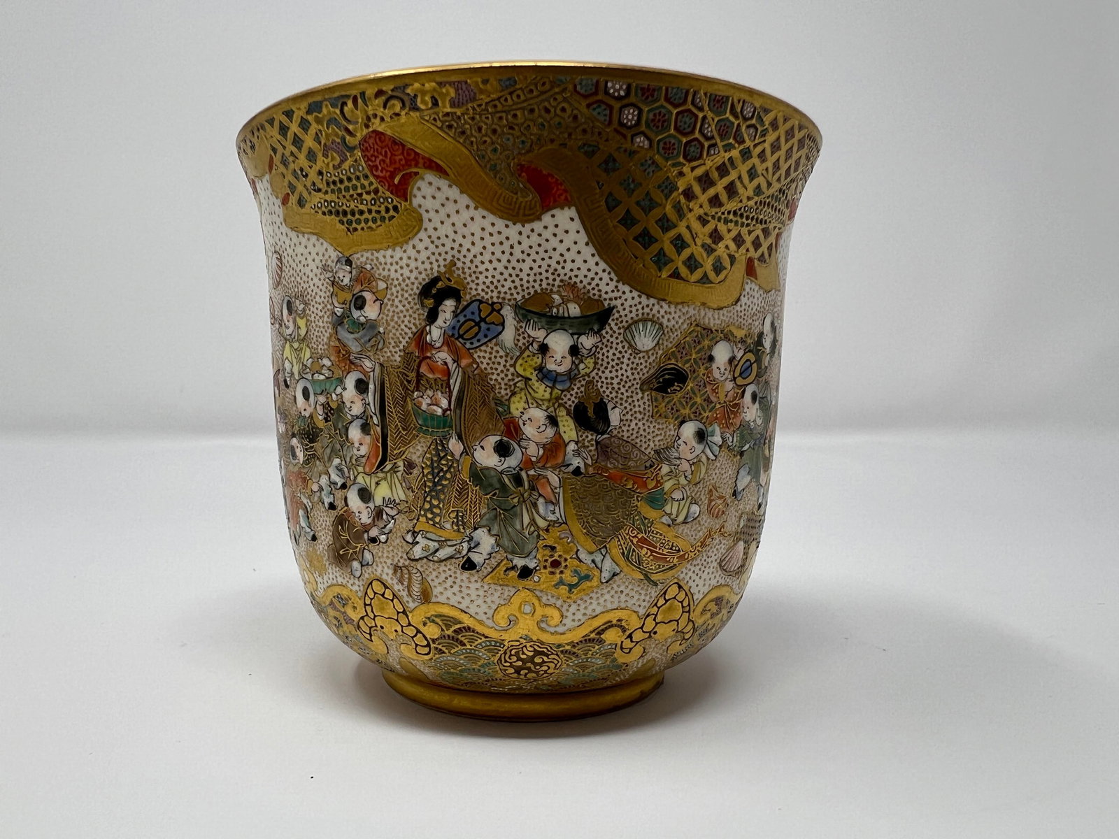 Japanese Satsuma Moriage Gilt Karako Scene Jardinière Cup – Early 20th Century Export Art - 2