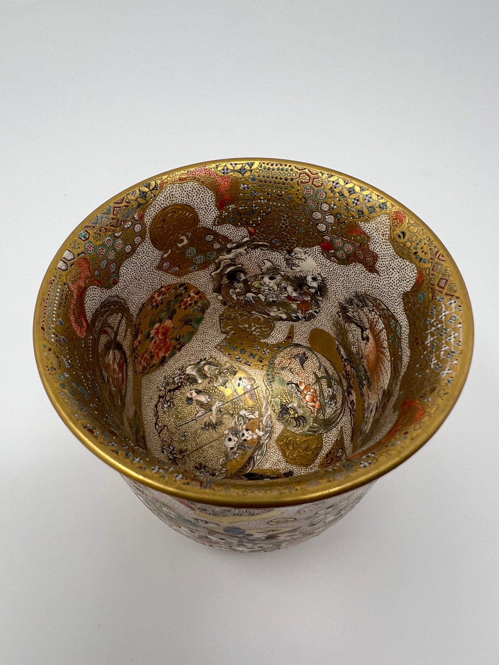 Japanese Satsuma Moriage Gilt Karako Scene Jardinière Cup – Early 20th Century Export Art - 5