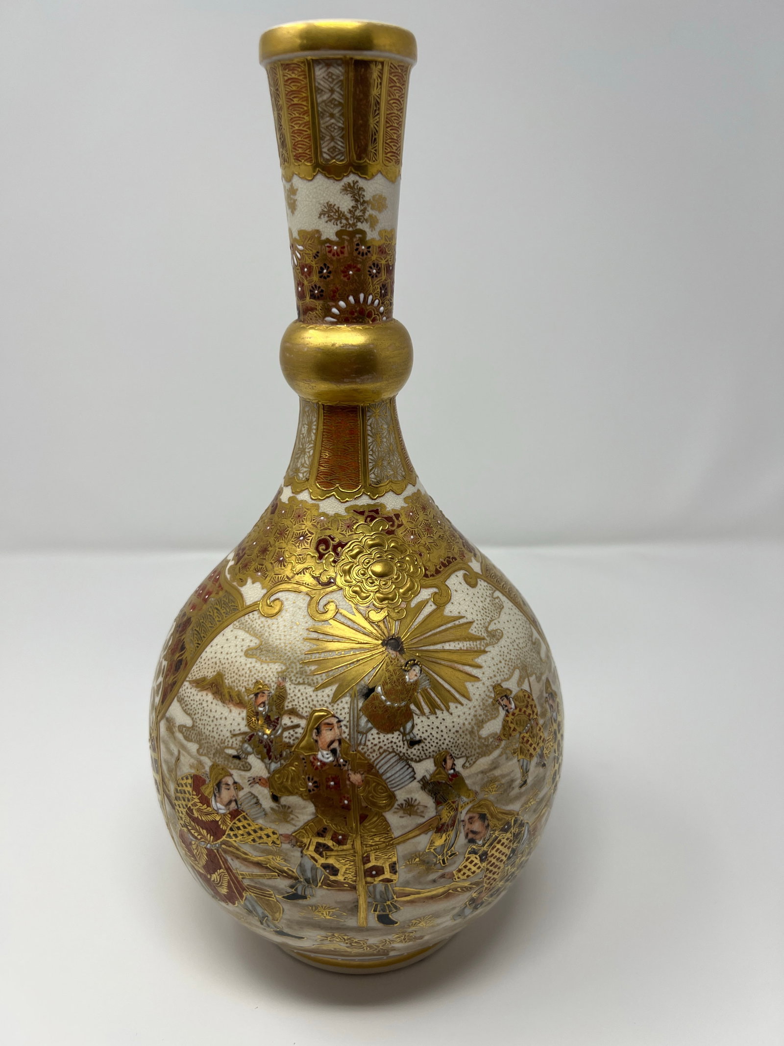 Antique Japanese Satsuma Bottle Vase, Meiji Period Figural Court Scene With Gilt Moriage Decoration - 8