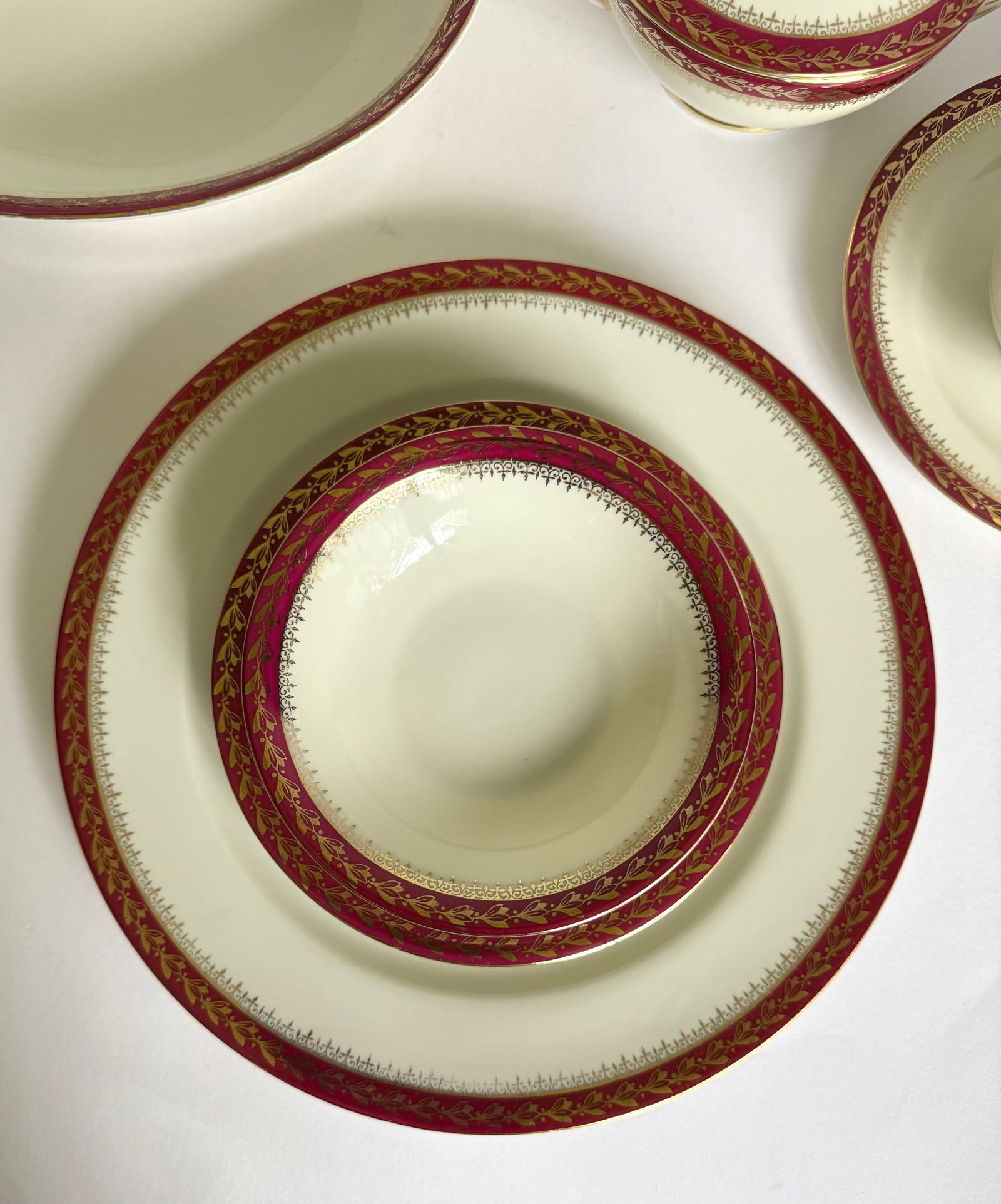 1920s Moritz Zdekauer Raspberry and Gold Porcelain Czechoslovakia Dinnerware Set of 28 Pieces - 10