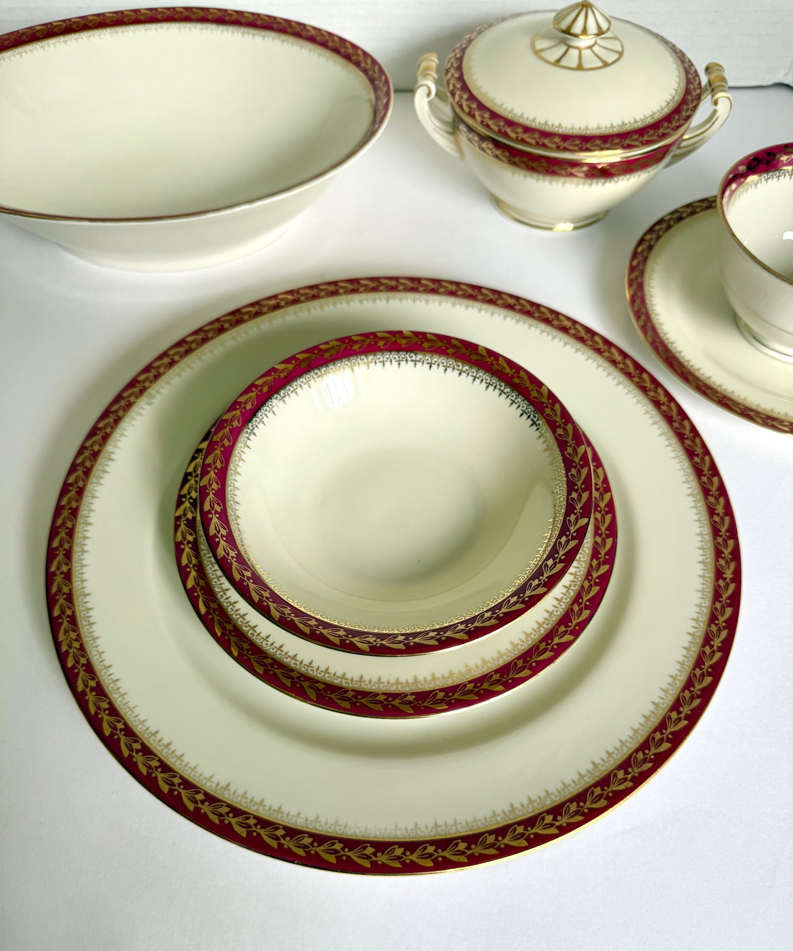 1920s Moritz Zdekauer Raspberry and Gold Porcelain Czechoslovakia Dinnerware Set of 28 Pieces - 11