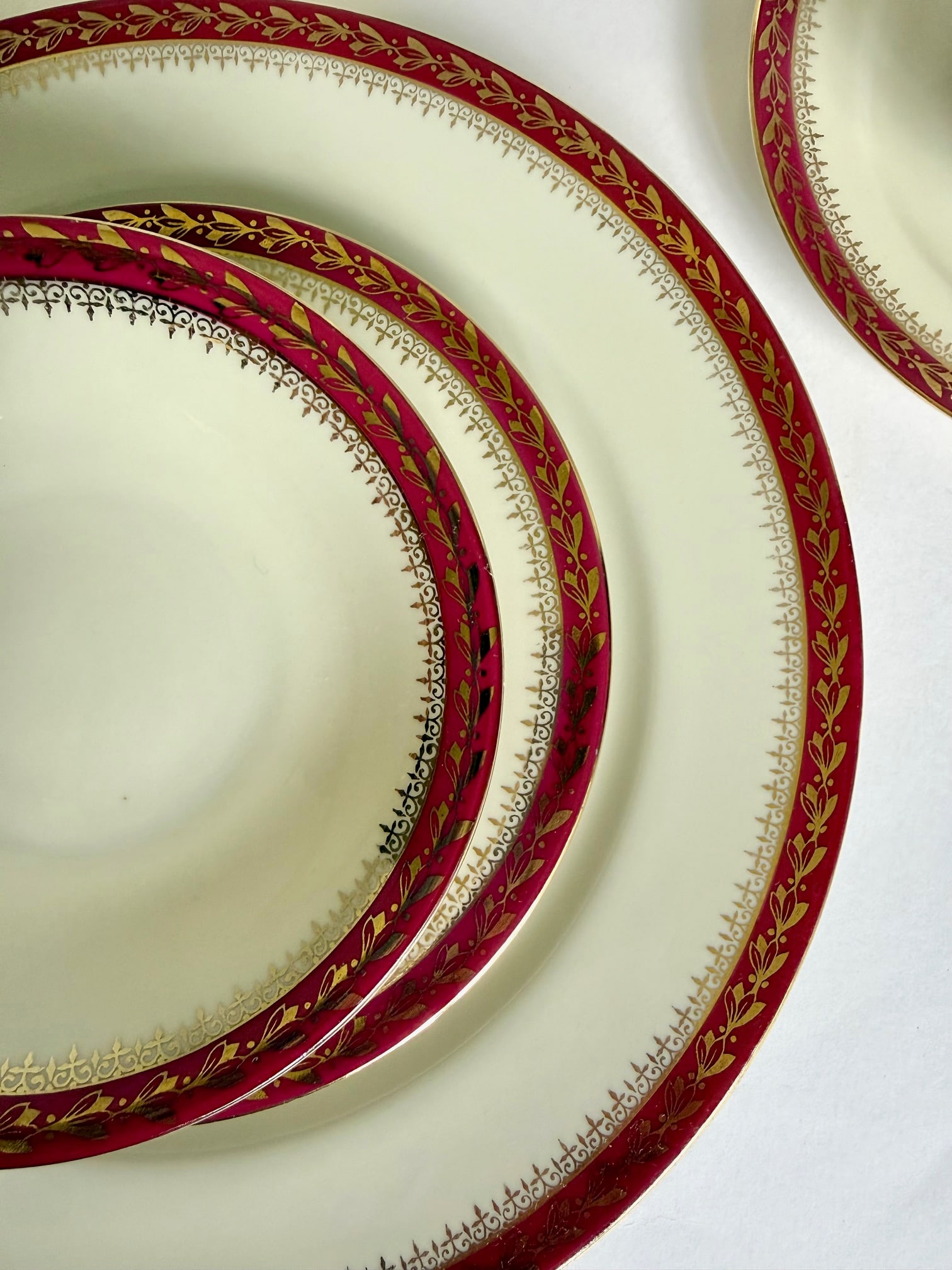 1920s Moritz Zdekauer Raspberry and Gold Porcelain Czechoslovakia Dinnerware Set of 28 Pieces - 12