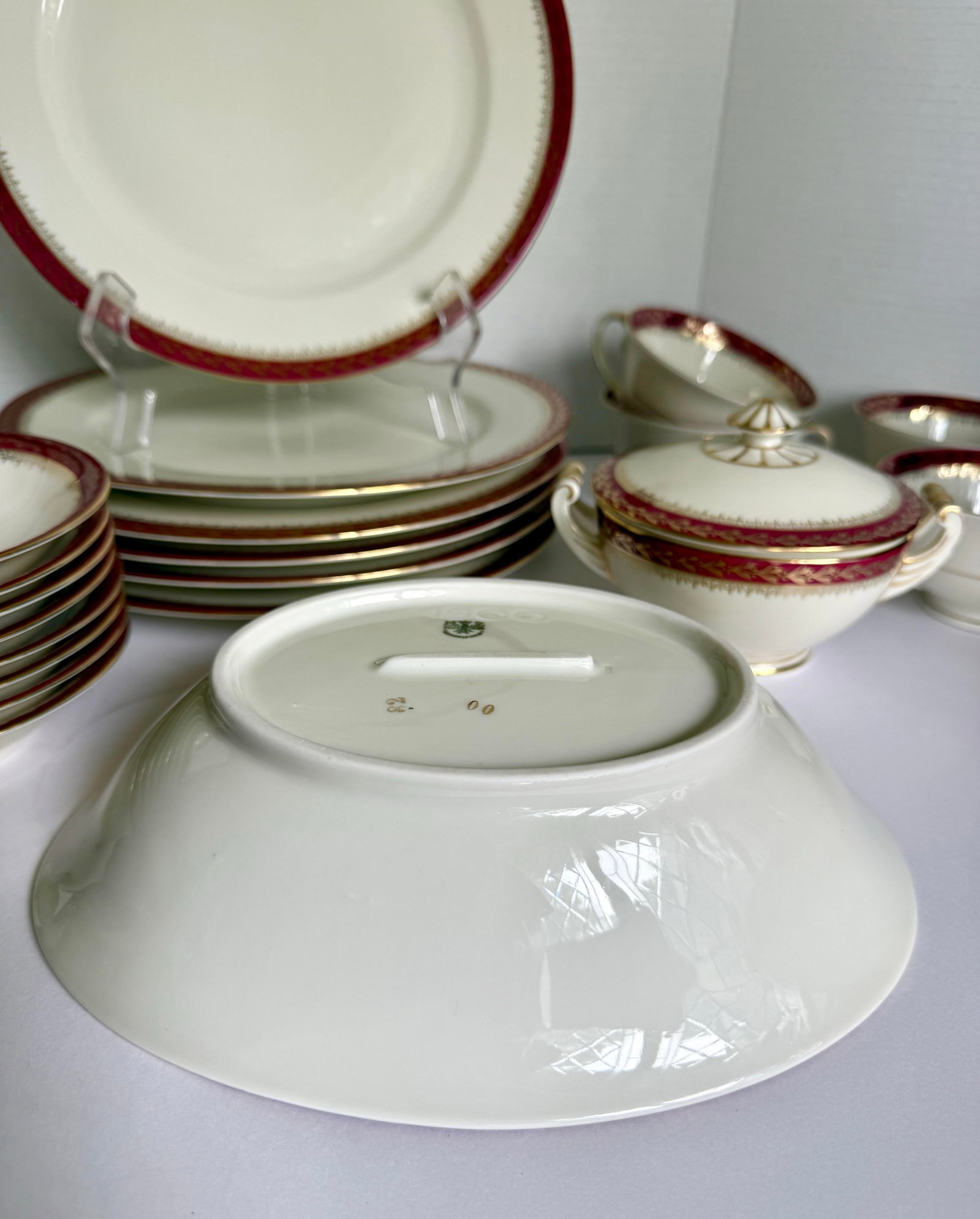 1920s Moritz Zdekauer Raspberry and Gold Porcelain Czechoslovakia Dinnerware Set of 28 Pieces - 8
