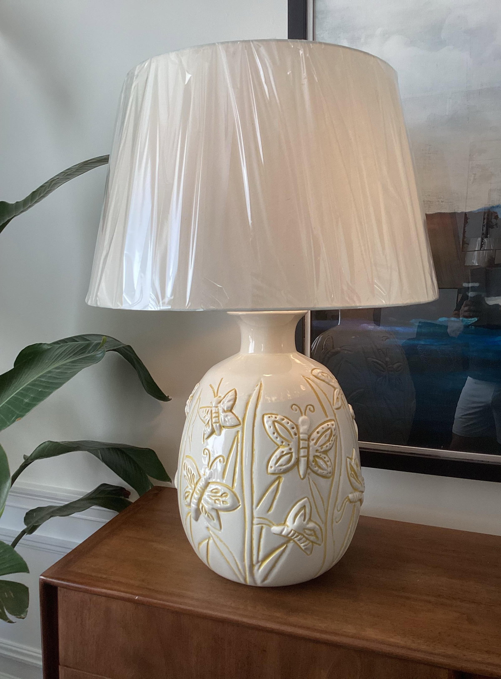 Large Vintage Ivory Ceramic Butterfly Relief Table Lamp – Rewired With New Shade - 2
