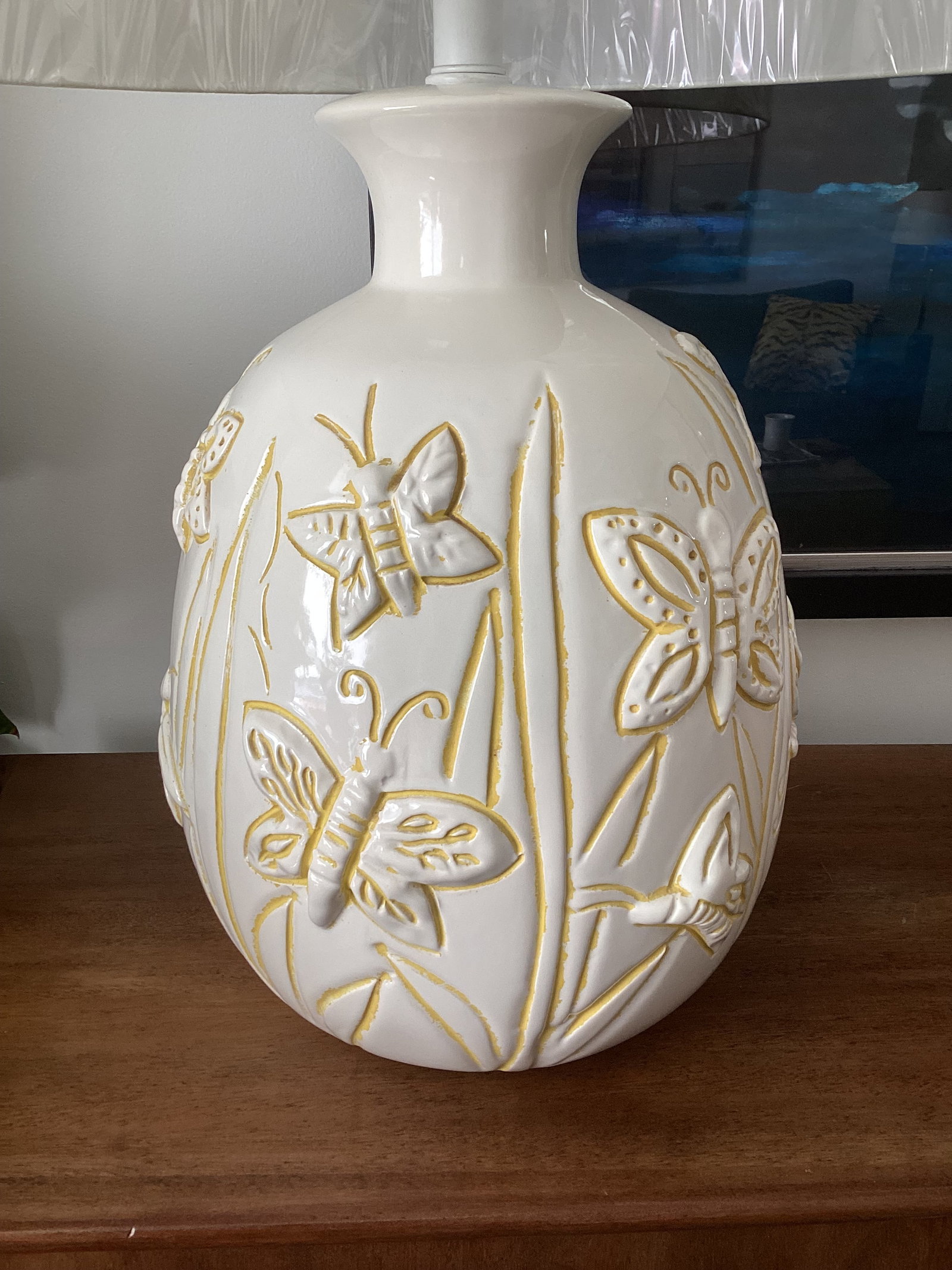 Large Vintage Ivory Ceramic Butterfly Relief Table Lamp – Rewired With New Shade - 4