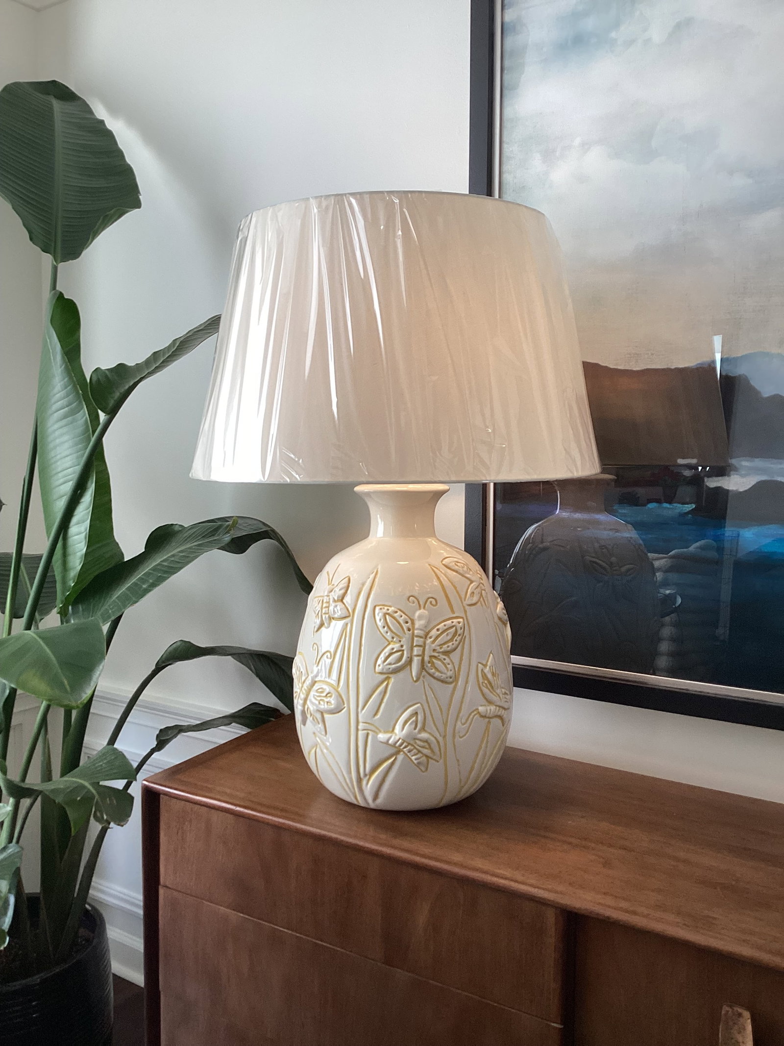 Large Vintage Ivory Ceramic Butterfly Relief Table Lamp – Rewired With New Shade - 5