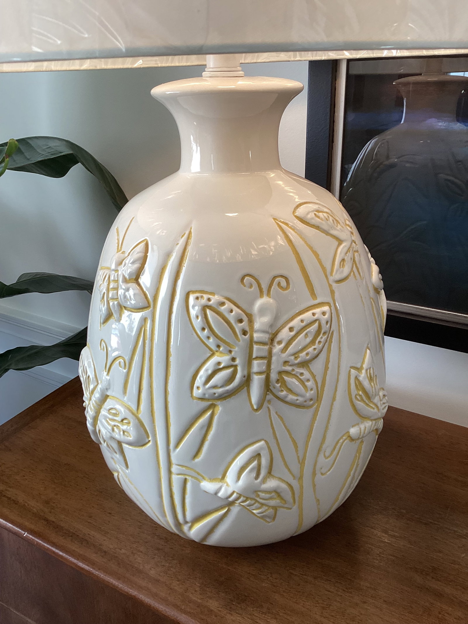 Large Vintage Ivory Ceramic Butterfly Relief Table Lamp – Rewired With New Shade - 6