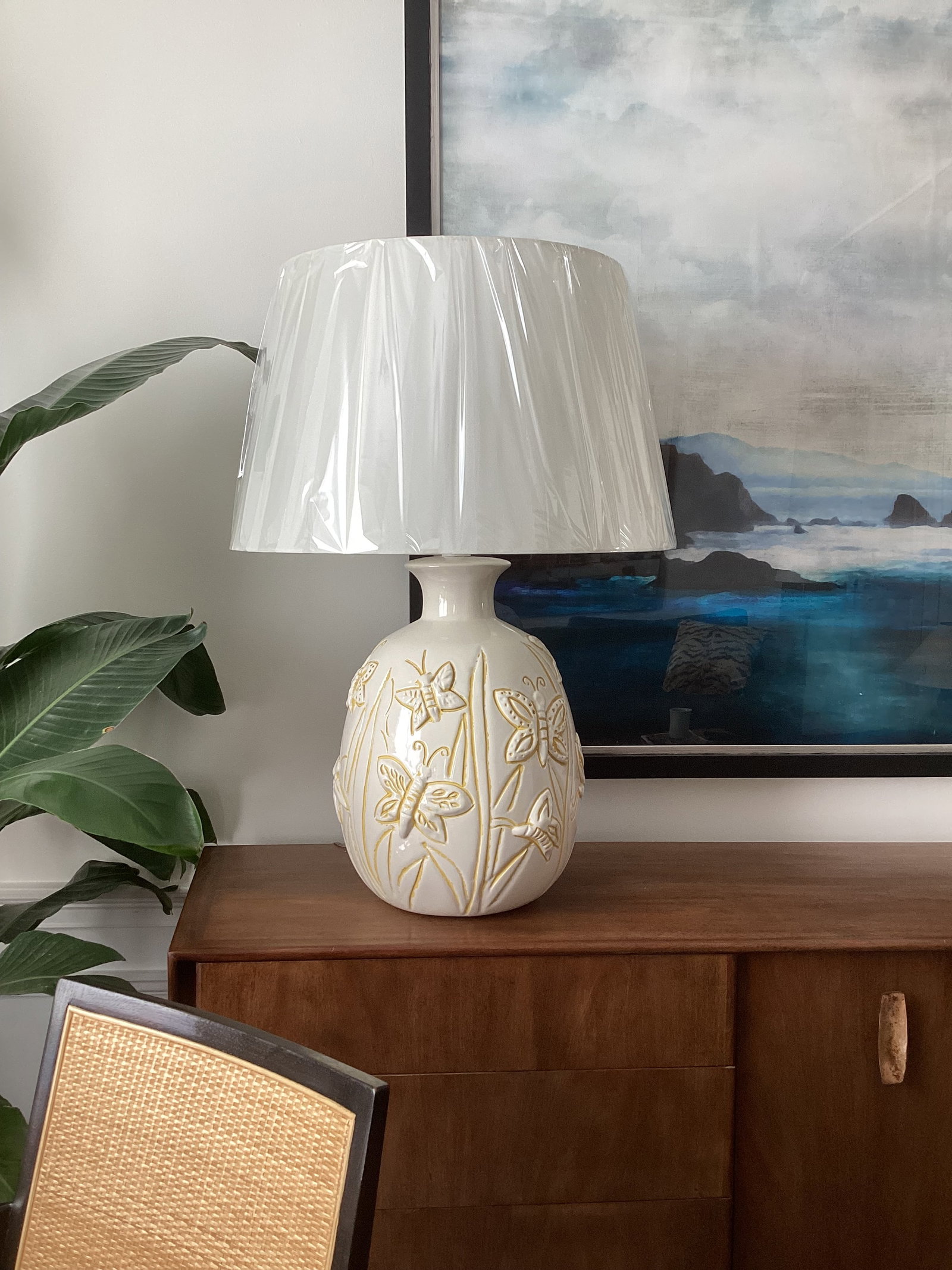 Large Vintage Ivory Ceramic Butterfly Relief Table Lamp – Rewired With New Shade - 7