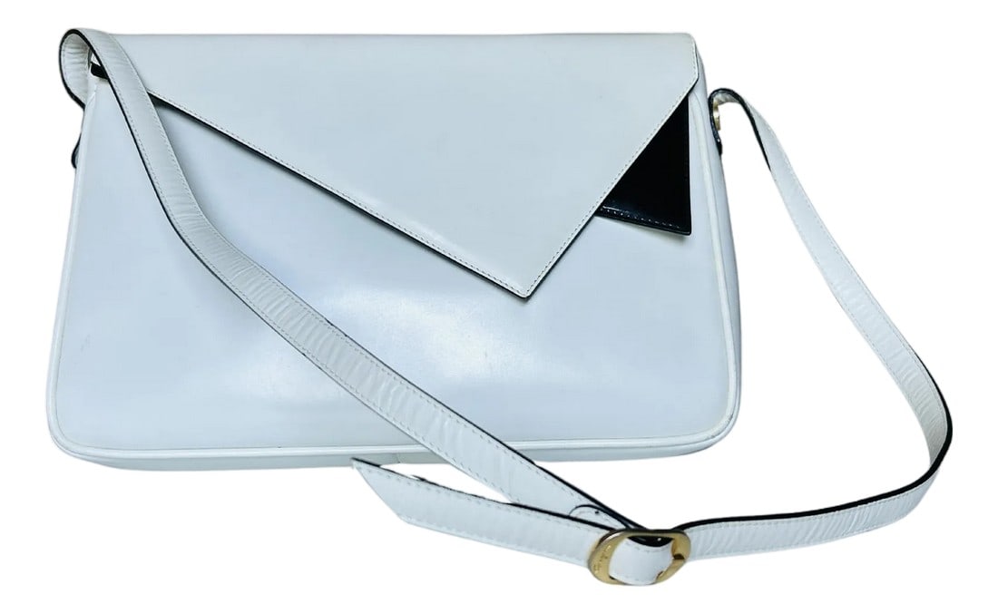 Authentic Vintage Salvatore Ferragamo Leather Handbag in White and Black Patent Leather Envelope: Authentic Vintage Salvatore Ferragamo Leather Handbag – White and Black Patent Leather Envelope Clutch, Made in Italy Elevate your collection with this authentic Salvatore Ferragamo vintage leather