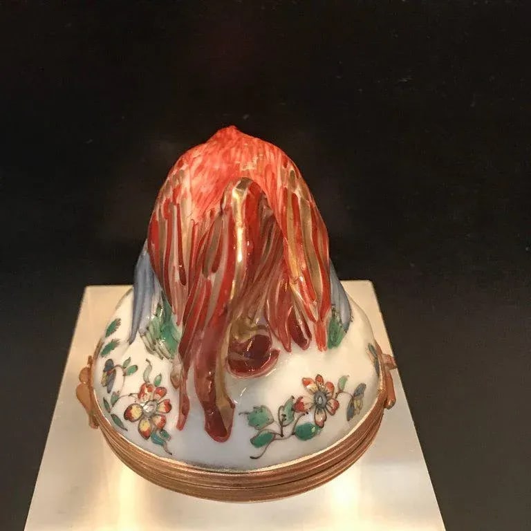 Early 20th Century St. Cloud Style Hen and Chicken Snuff Box by Samson - 4