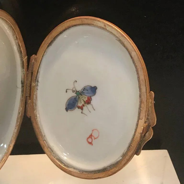 Early 20th Century St. Cloud Style Hen and Chicken Snuff Box by Samson - 7