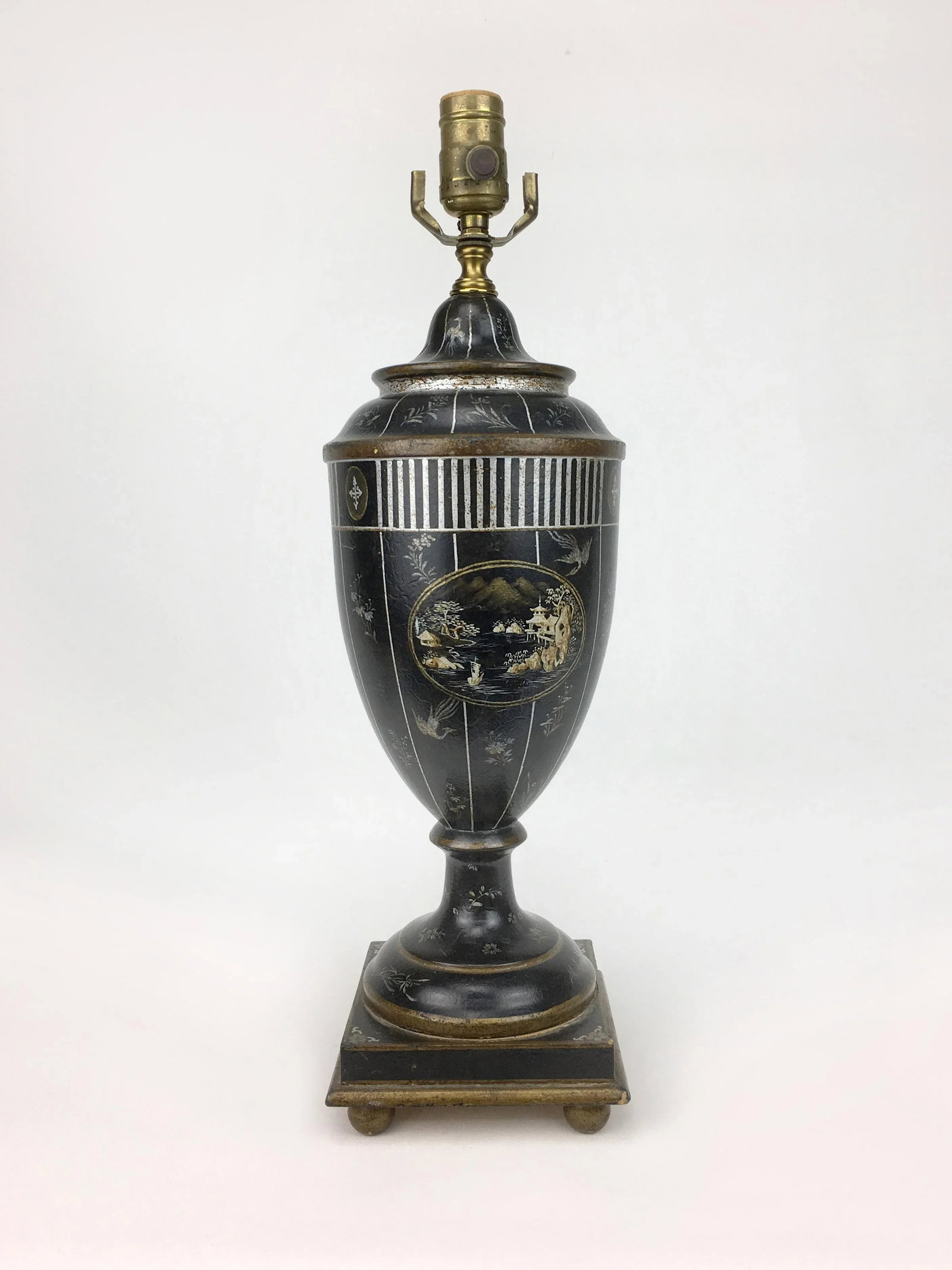1980s Vintage Chelsea Classic Chinoserie Urn Lamp by Brunschwig & Fils - 5