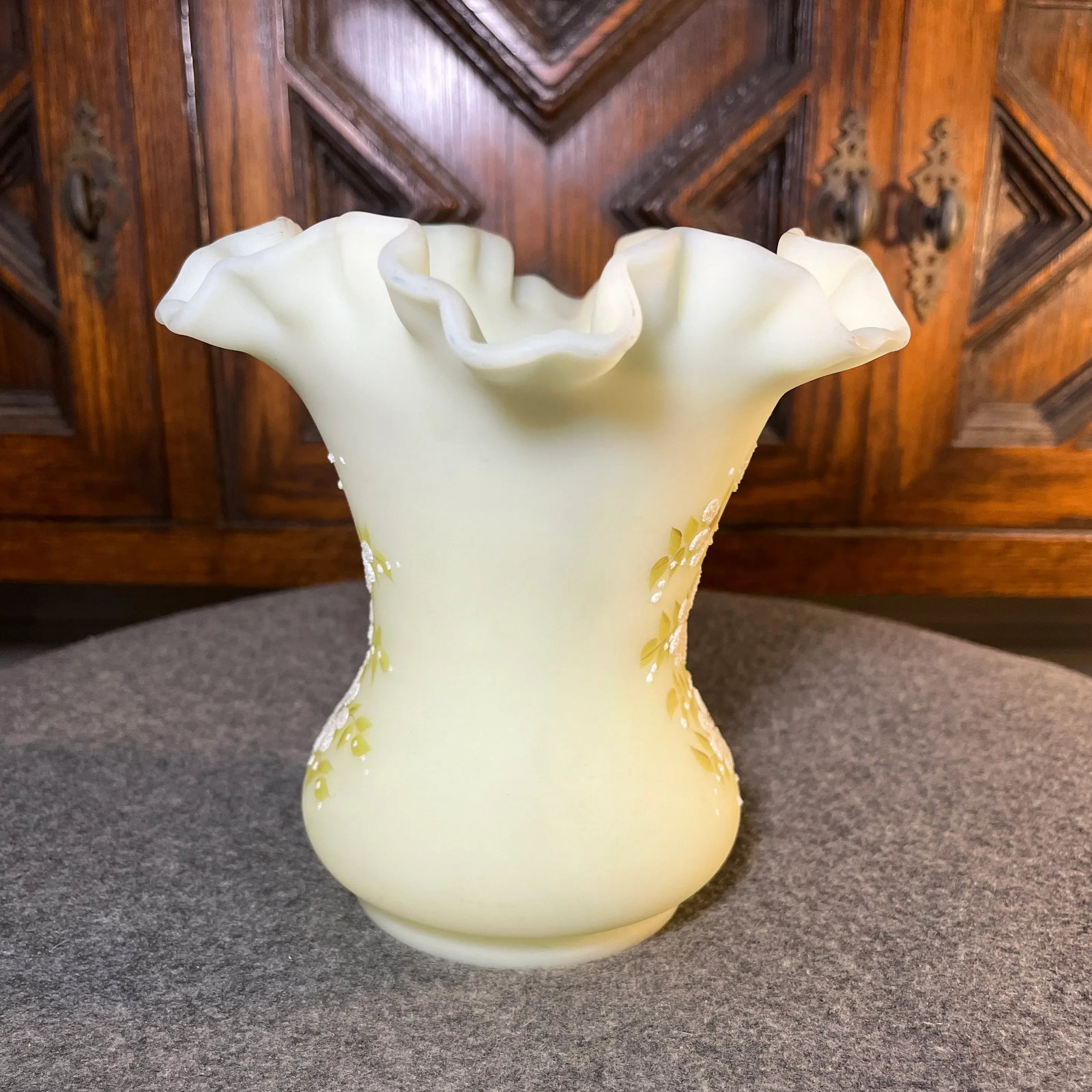 1970s Daisies on Custard Vase by Fenton - 2