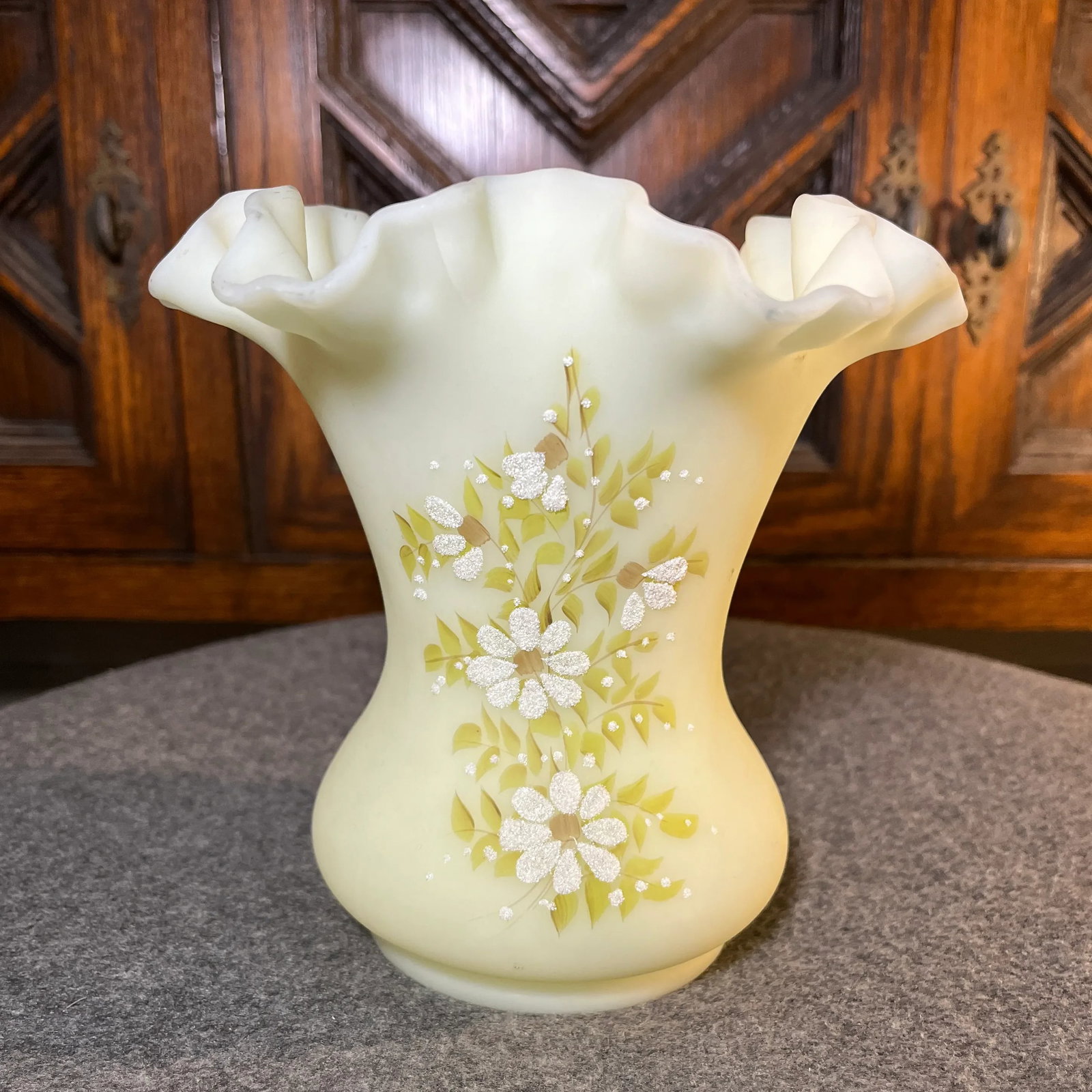 1970s Daisies on Custard Vase by Fenton - 3