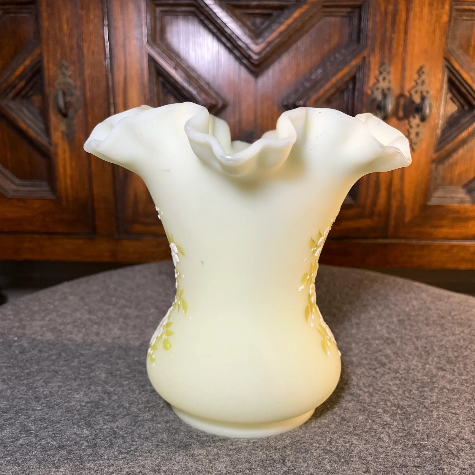1970s Daisies on Custard Vase by Fenton - 4