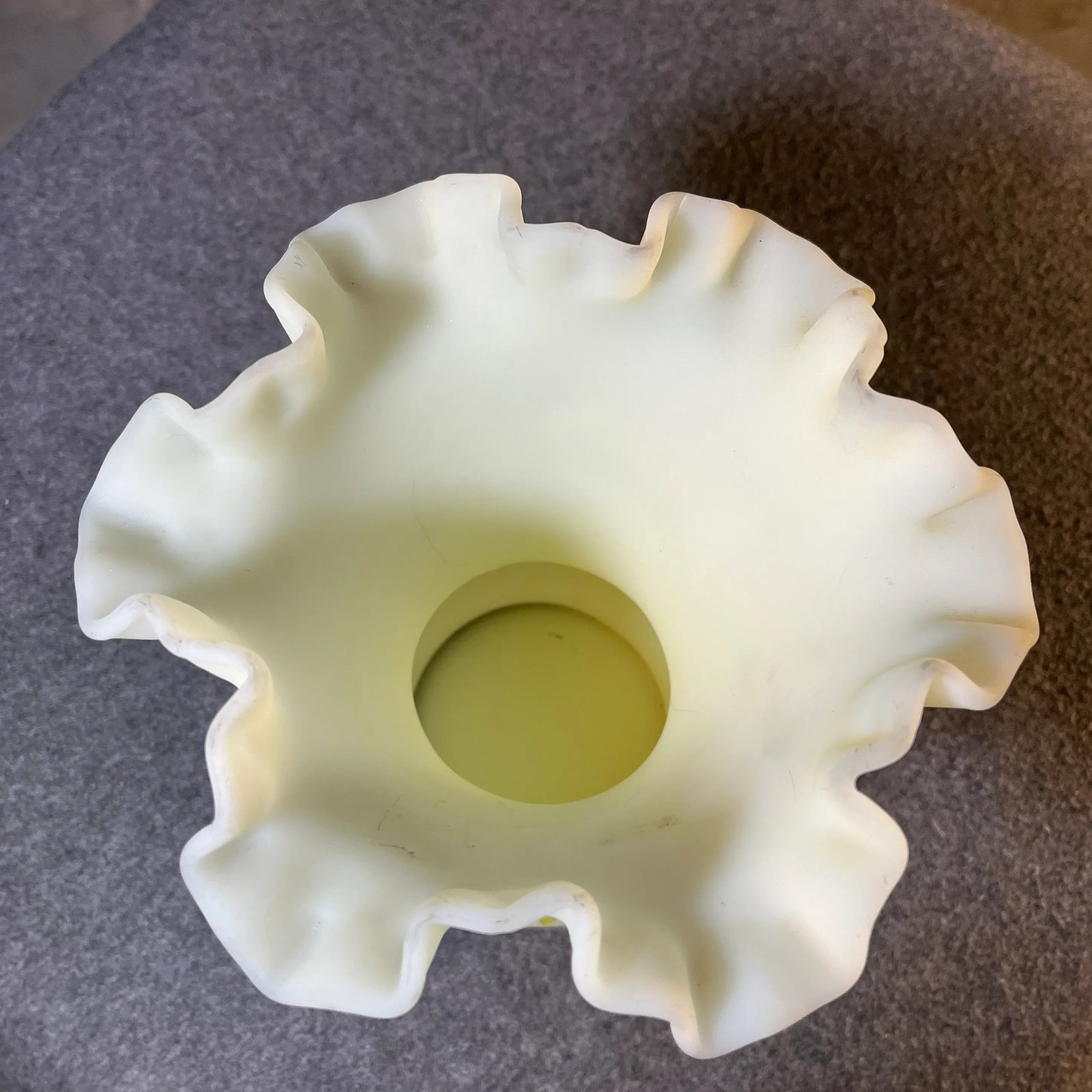 1970s Daisies on Custard Vase by Fenton - 6