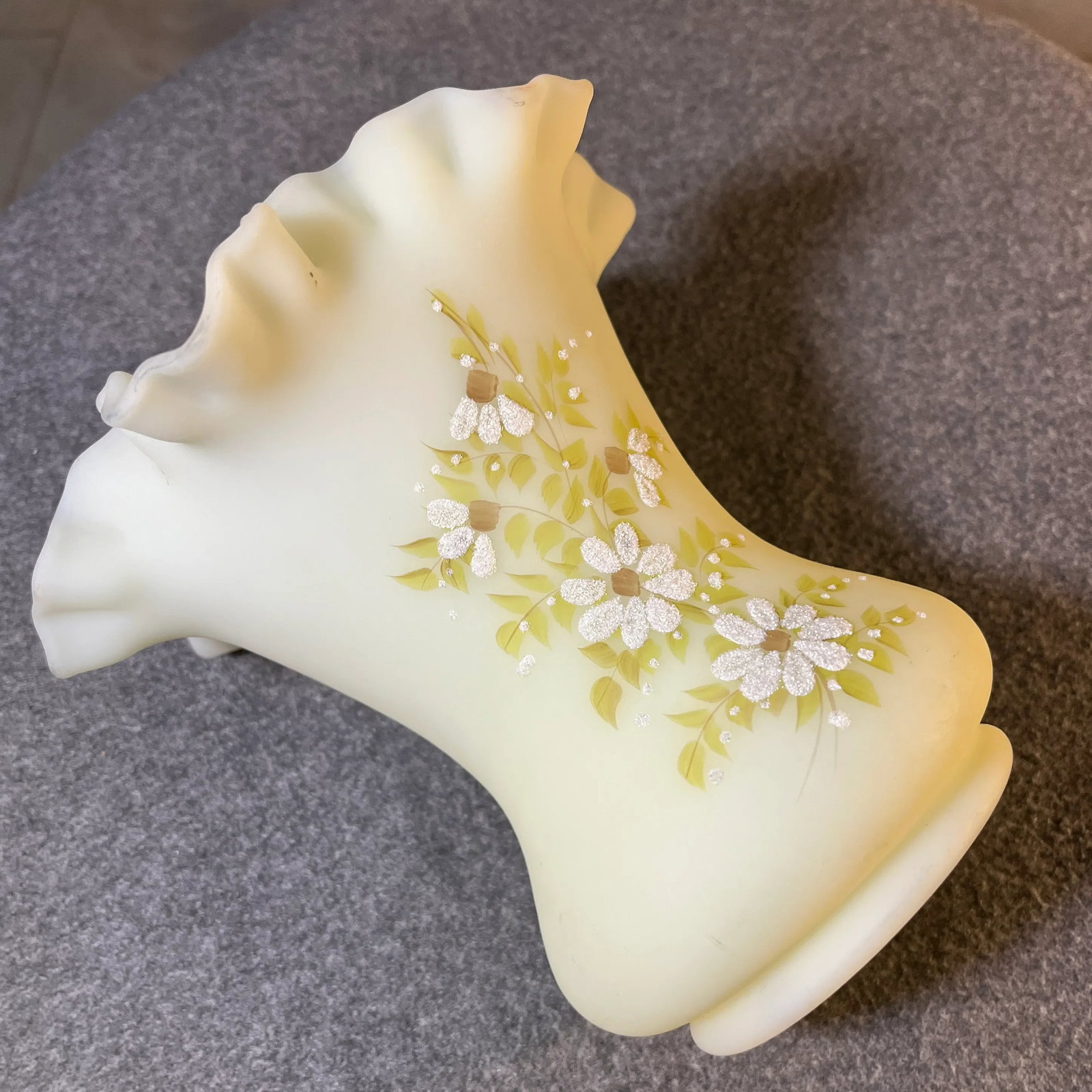 1970s Daisies on Custard Vase by Fenton - 7