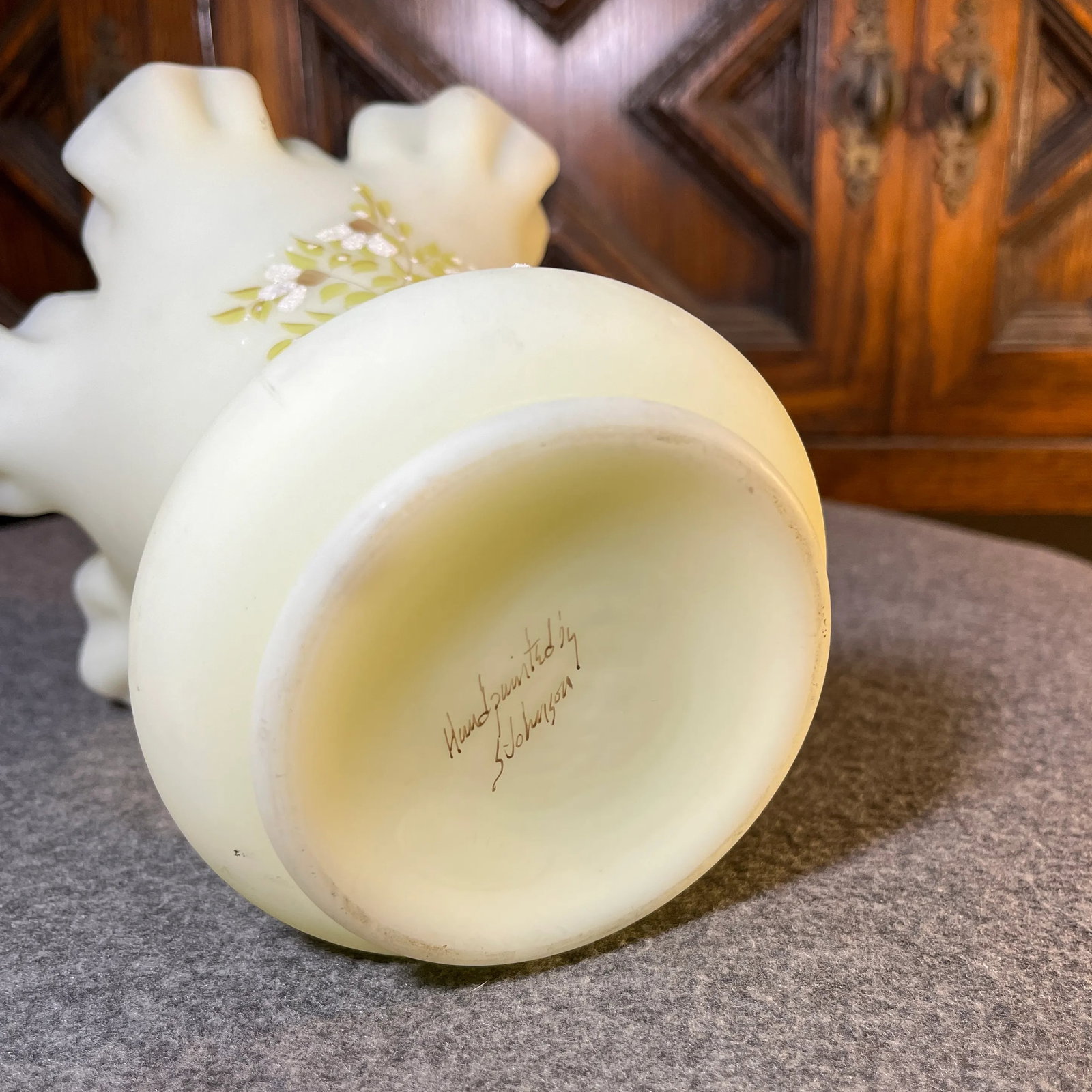 1970s Daisies on Custard Vase by Fenton - 8